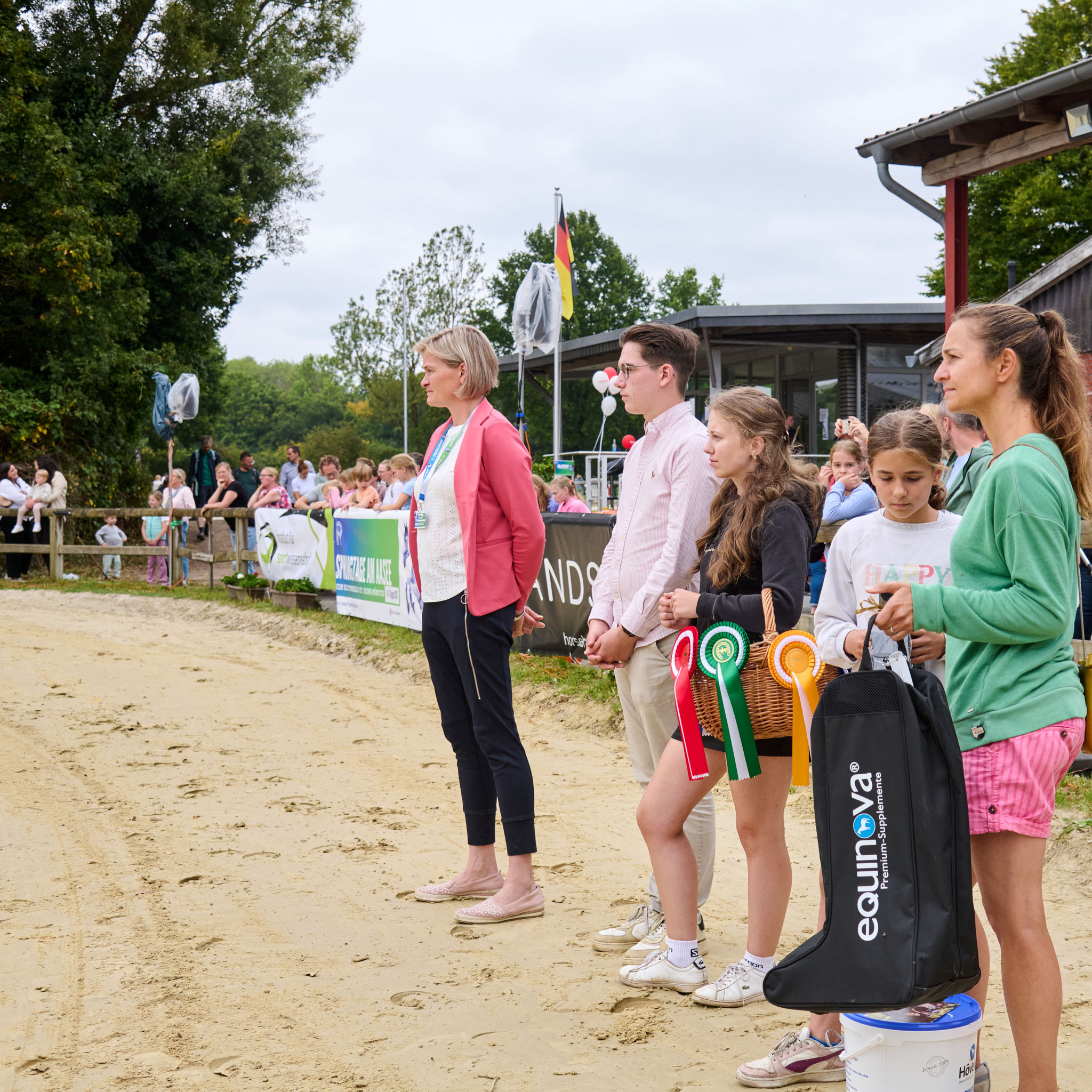 Das Ehrenkomitee aus Richtern, Turnierleitung und ehrenamtlichen Helfern