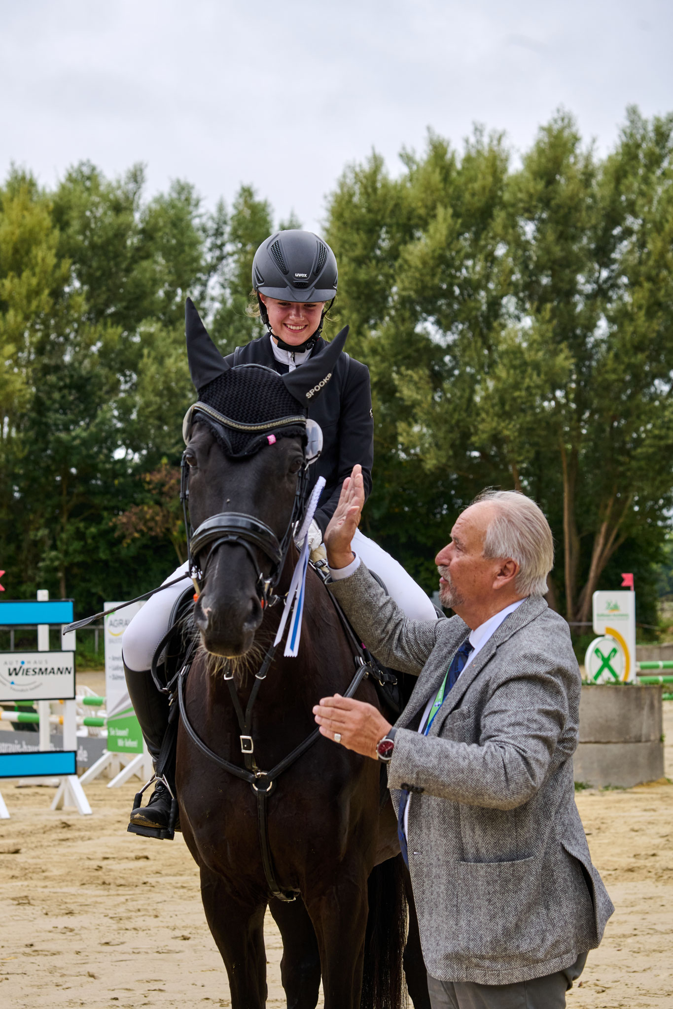 Richter Robert Alexander Hönke gratuliert den Platzierten im Optik Kalthoff Preis