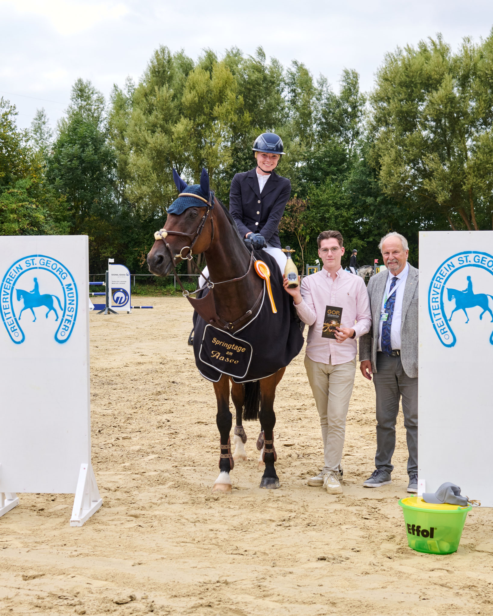 Hammer-Siegerehrung nach Hammer-Ritt: Andrea Hoppe und Slanelough Ultimatum im Preis des Herrn Janne van Bentem