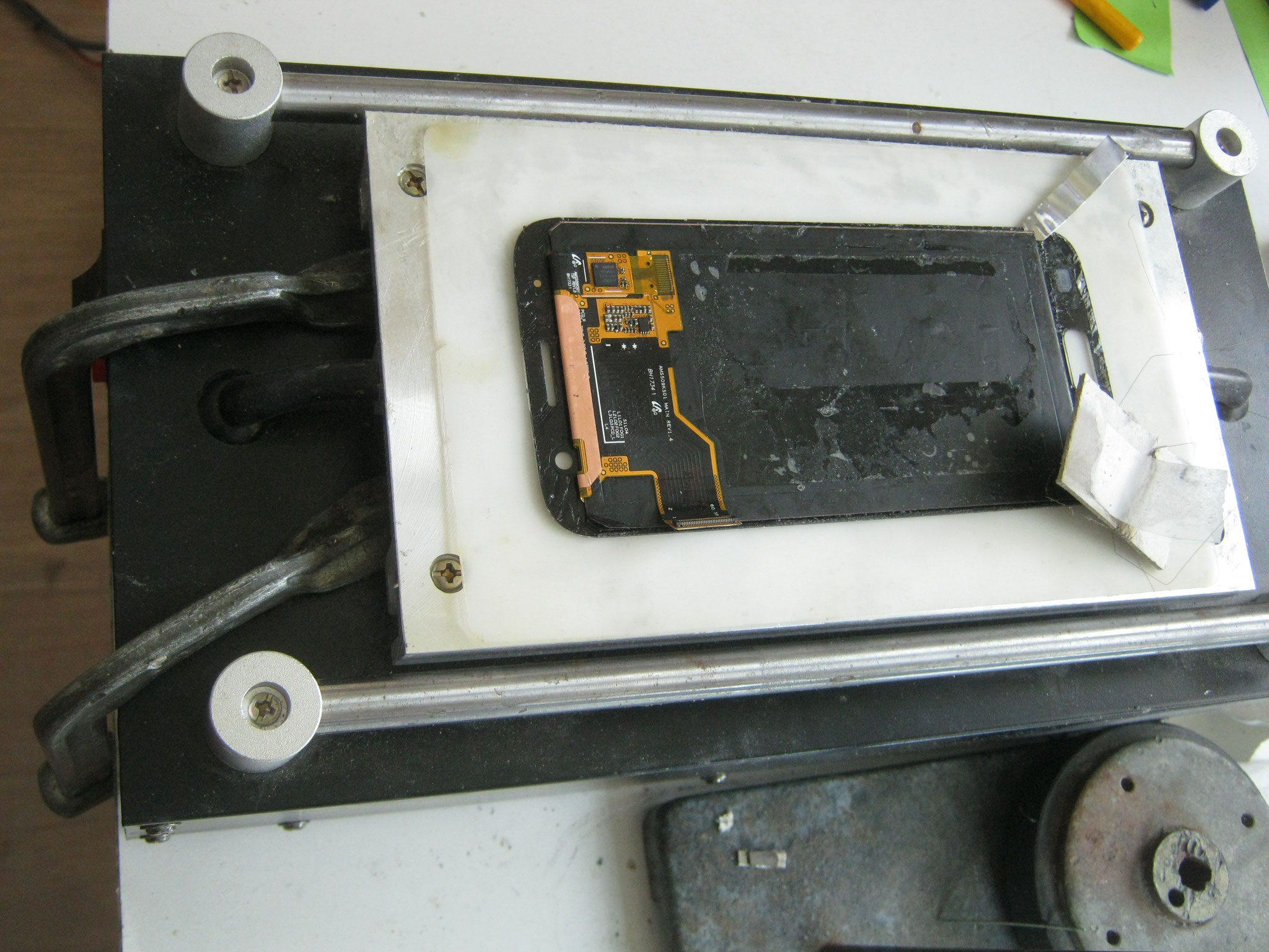 Lcd liegt auf einer Heizplatte die den Kleber erweicht