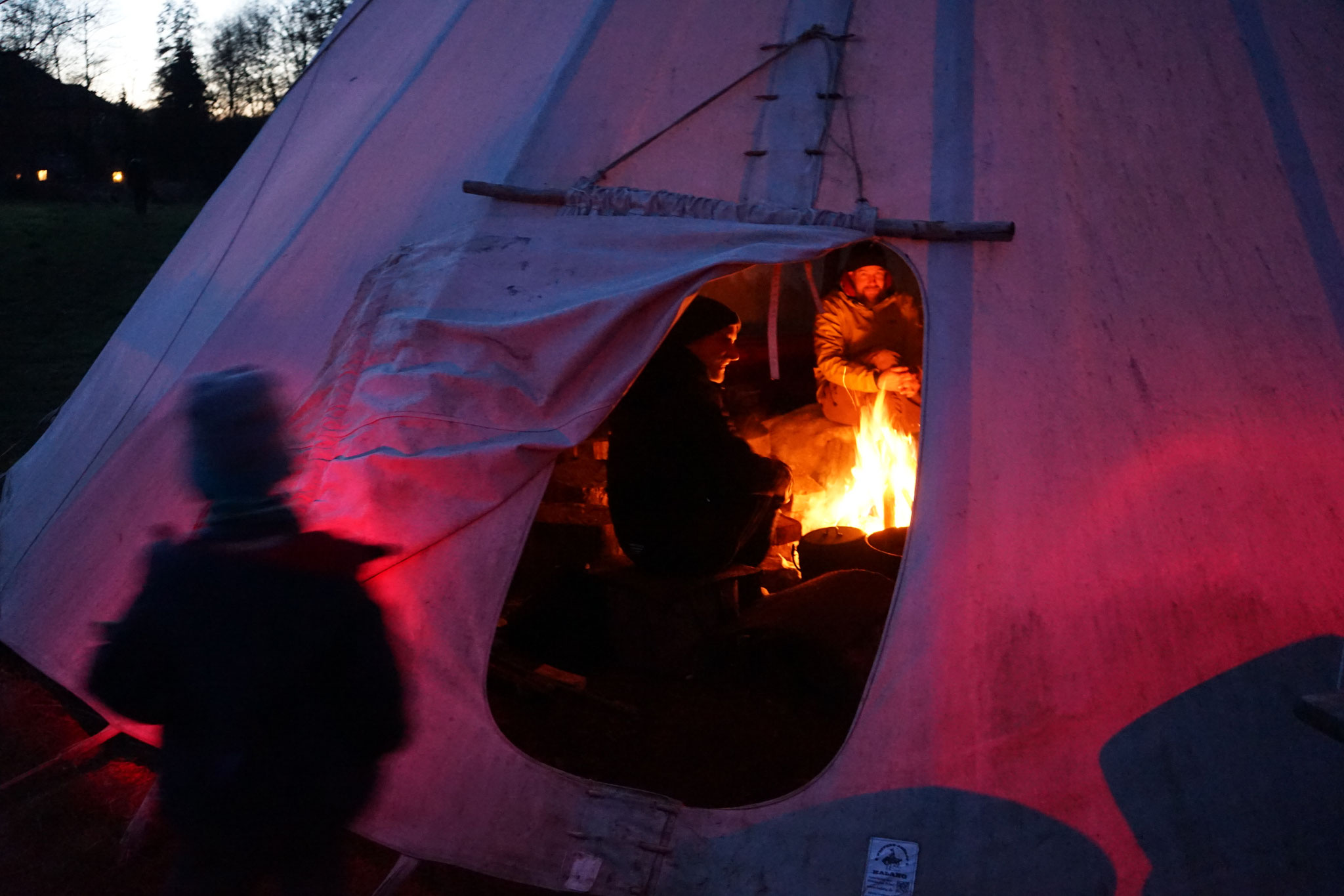 Wildwechsel 2: Lagerfeuer im Tipi im Dunklen - Gespräch im Kreis 
