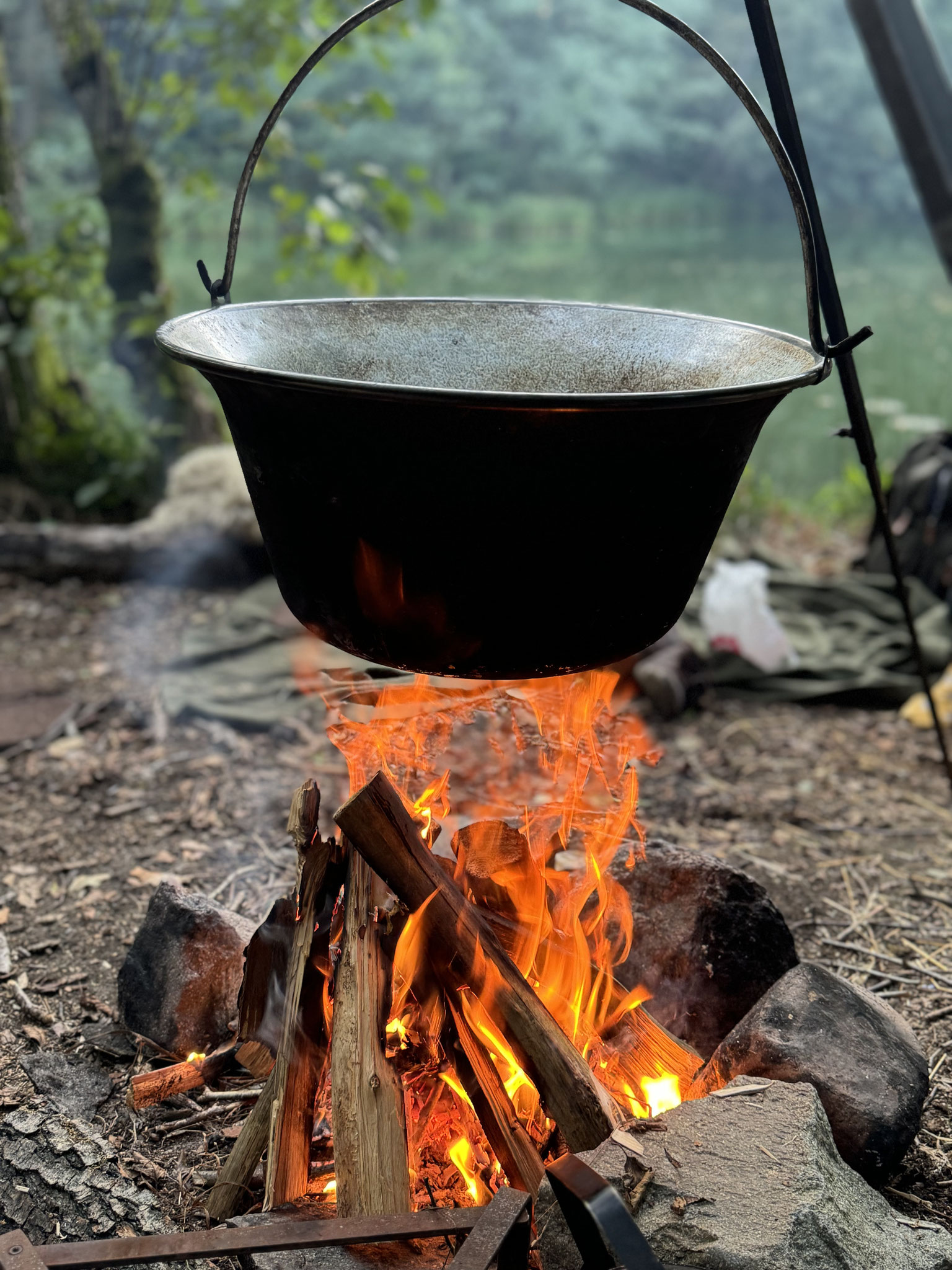 Wildwechsel-Ausbildung: Kochtopf über dem Feuer – Wildküche