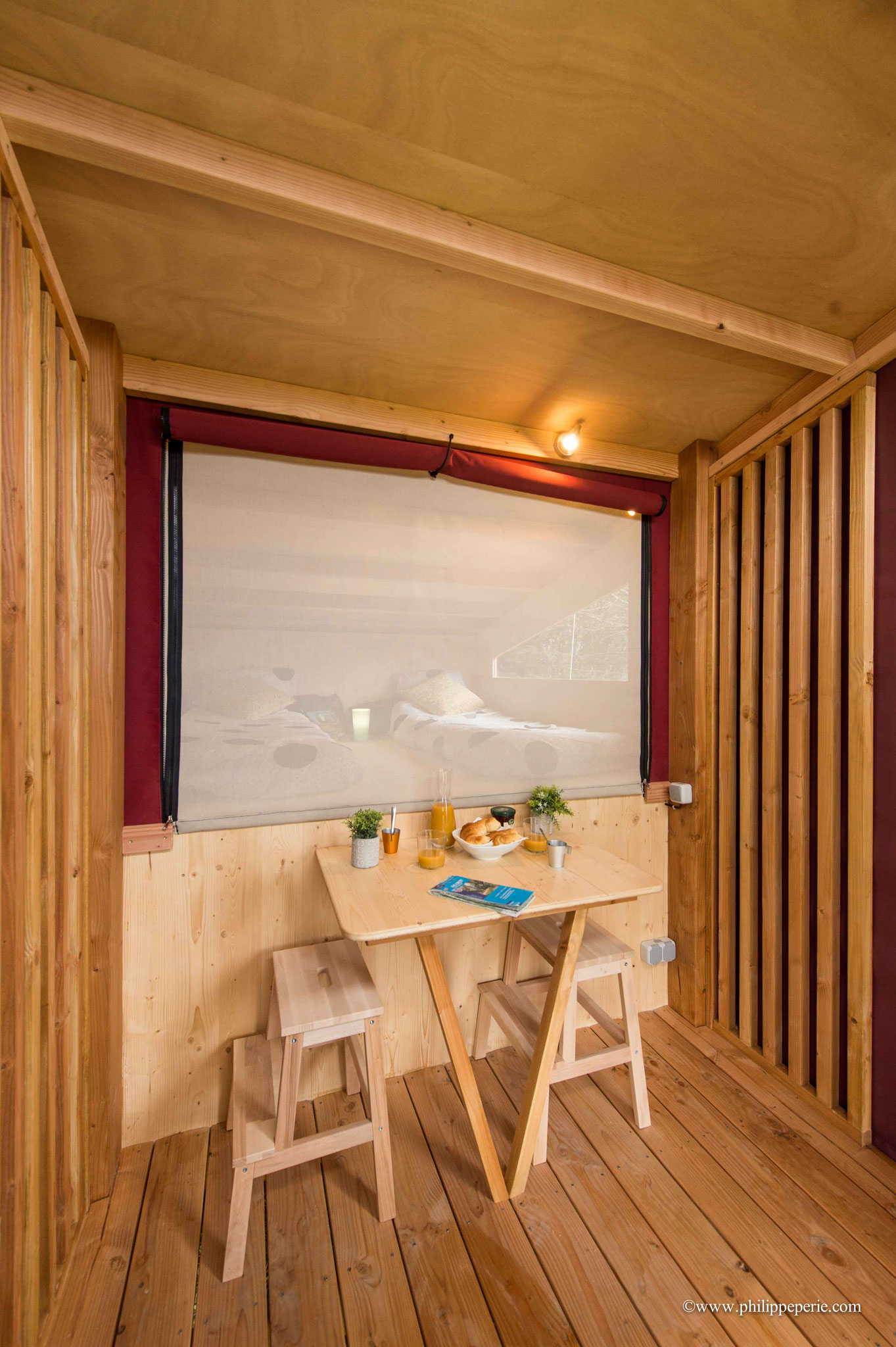 Photo non contractuelle, nos lodges sont vitrées, avec porte et fenêtre