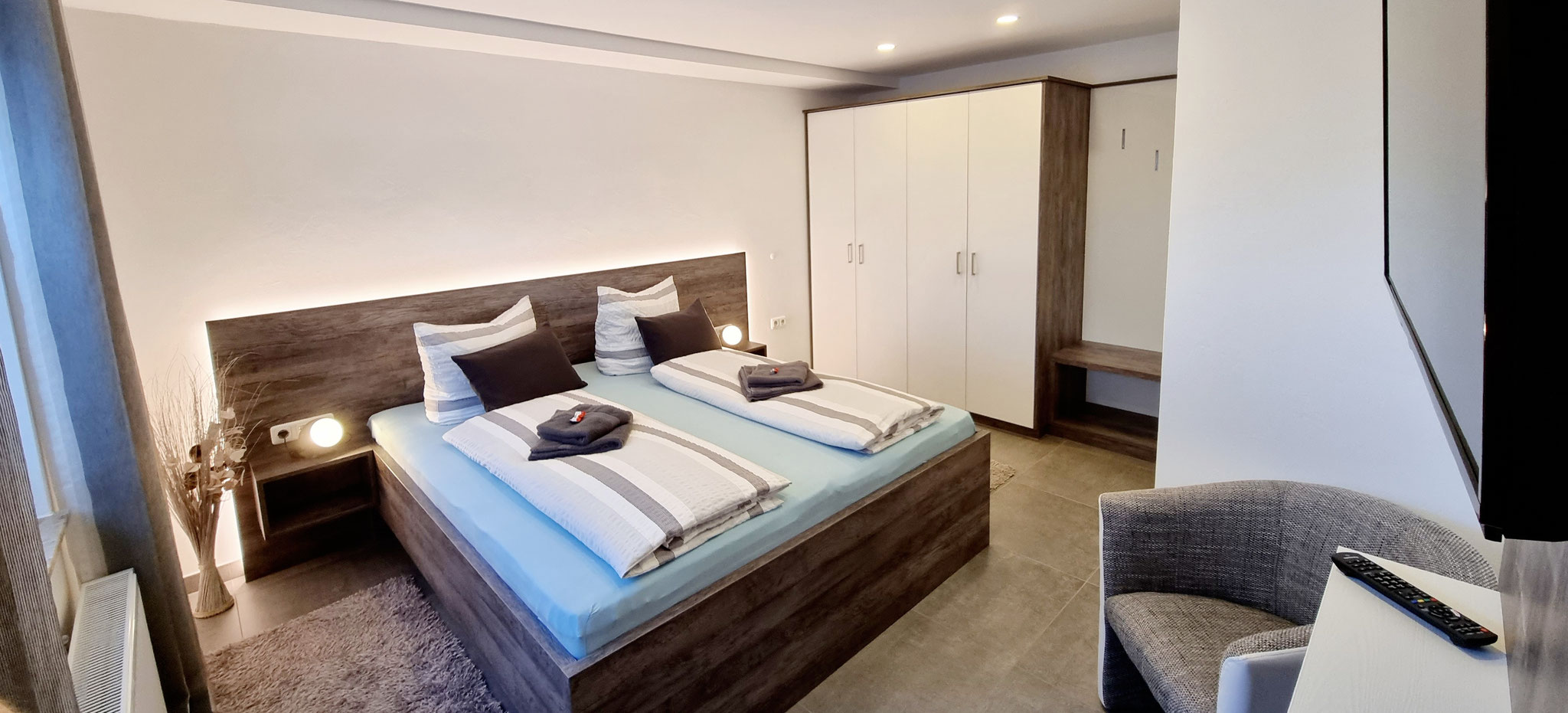 Elternschlafzimmer mit King Size Bett