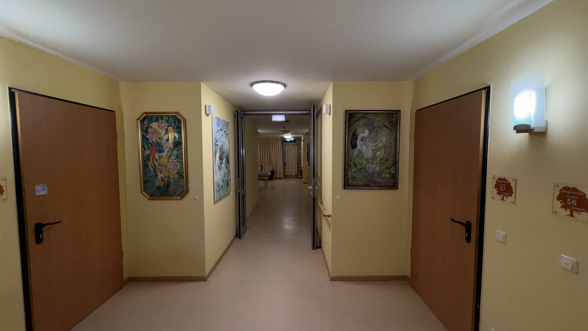 die Bilder hängen im Wohnbereich