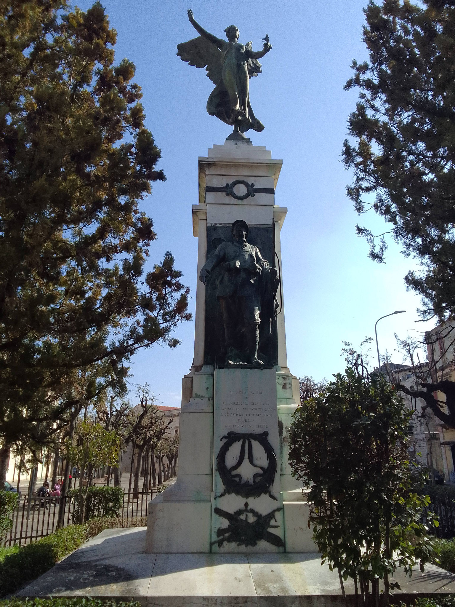Piazza Umberto I, Monumento ai Caduti nella I Guerra Mondiale, progettata nel 1921 dallo scultore Giuseppe Tonnini di Loreto (AN) ma inaugurata il 4 novembre 1923