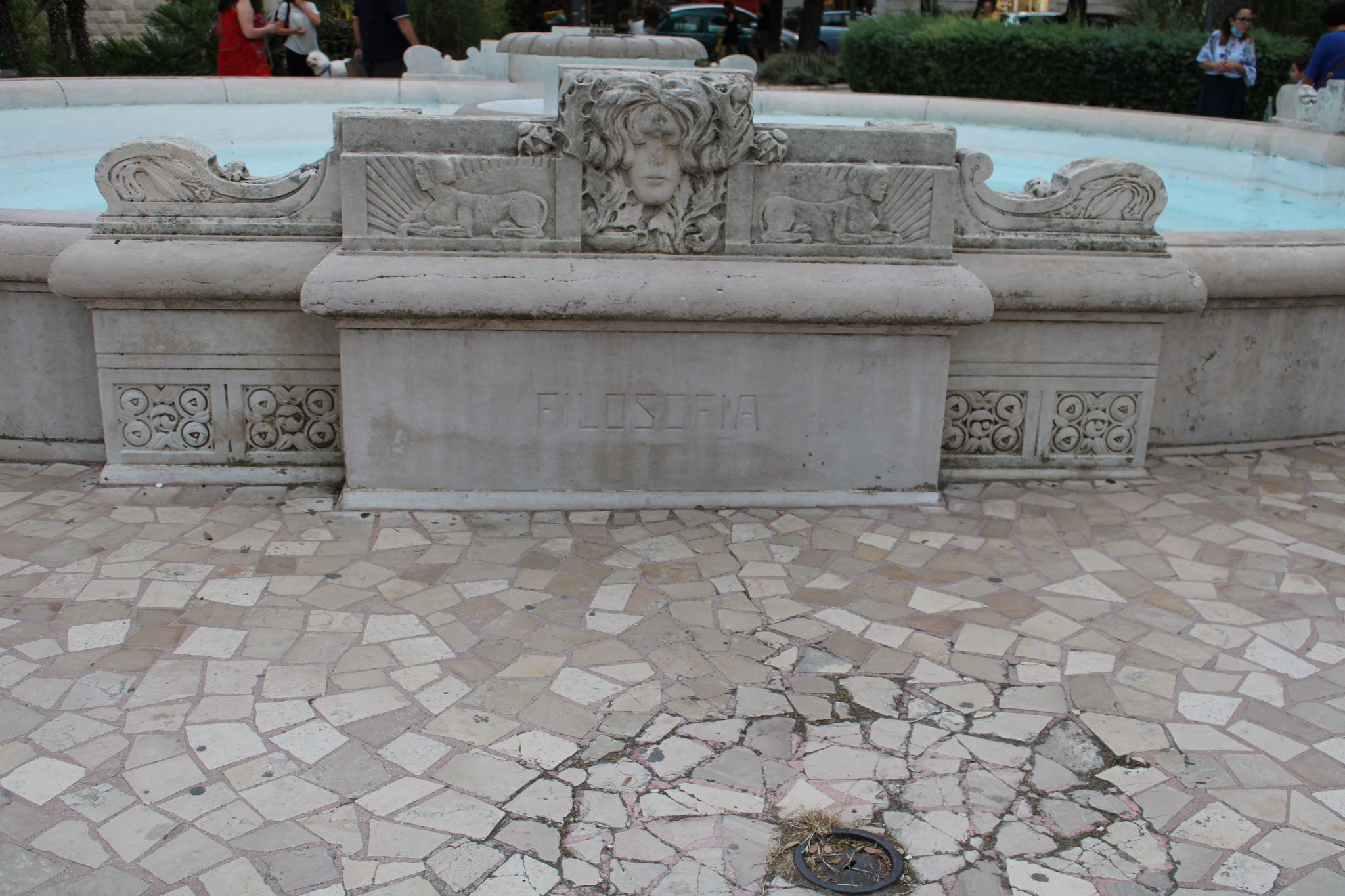 Attuale - Fontana con iscrizione FILOSOFIA