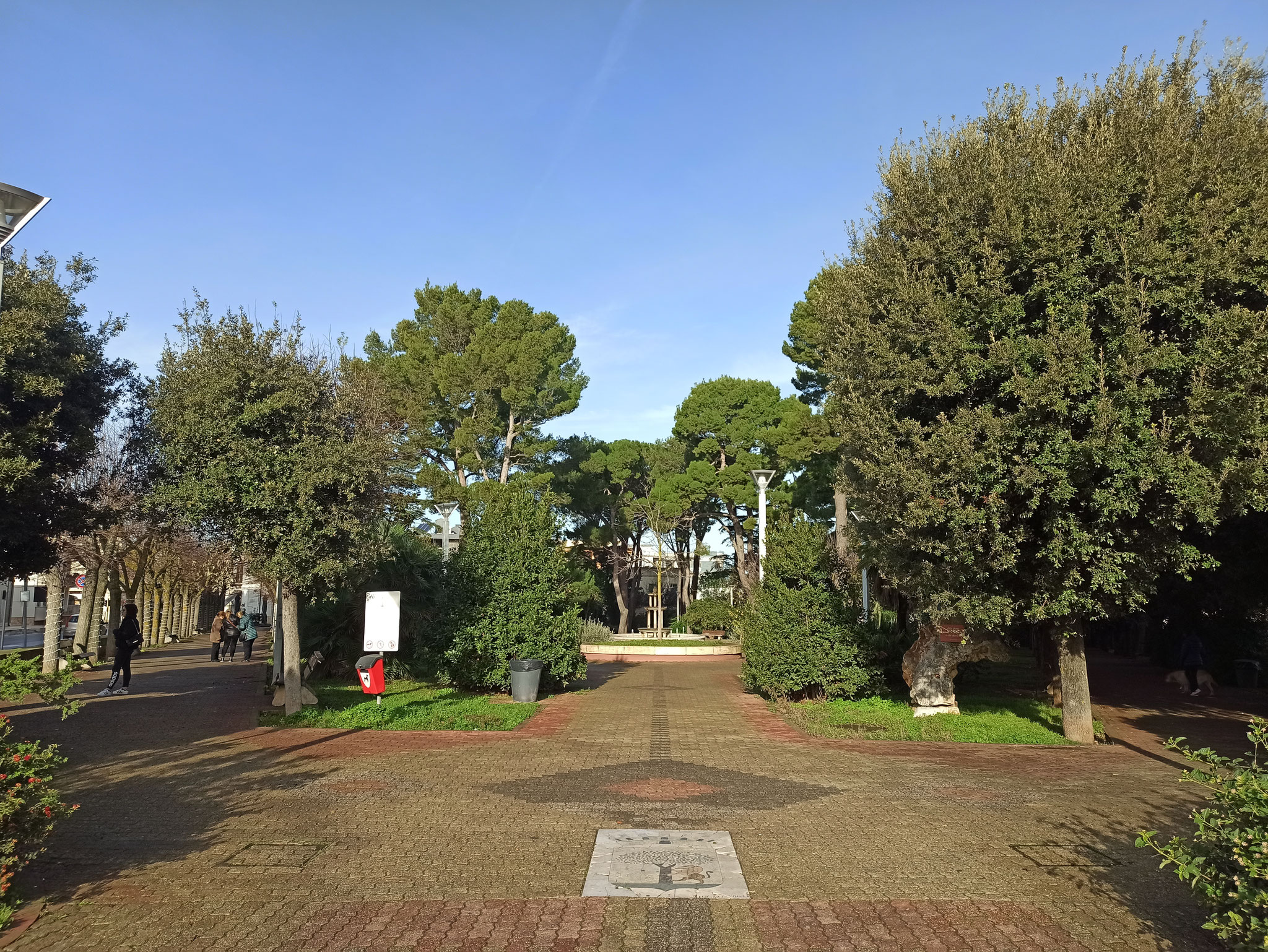 Ingresso villa comunale, anno 2022, paricolare dei tre viali