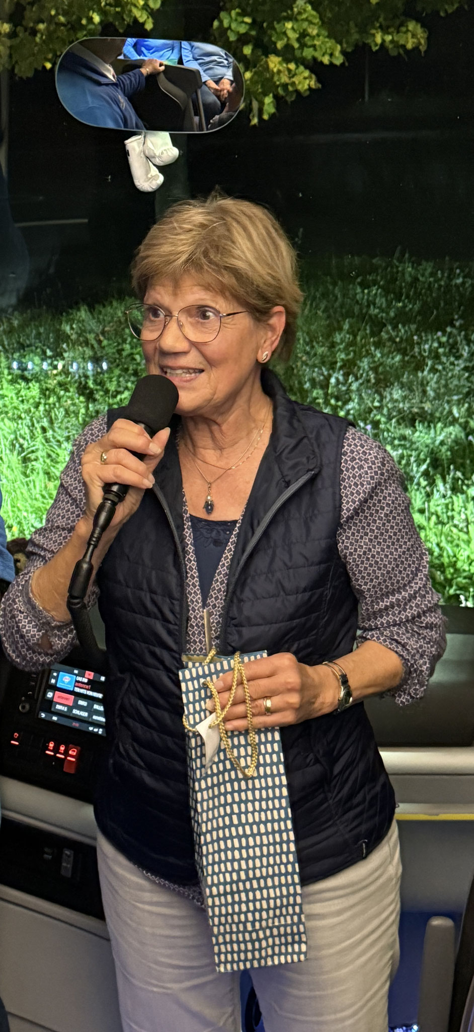 Trautel Uhl bedankt sich bei Uschi Götz für 30 Jahre Organisation der Ausflüge, denn Uschi gibt ihr Amt weiter.