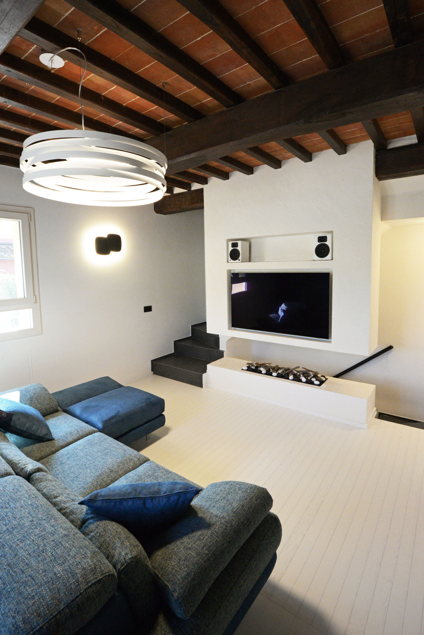 Soggiorno con Camino sospeso custom made_Residenza privata_Certaldo_2020
