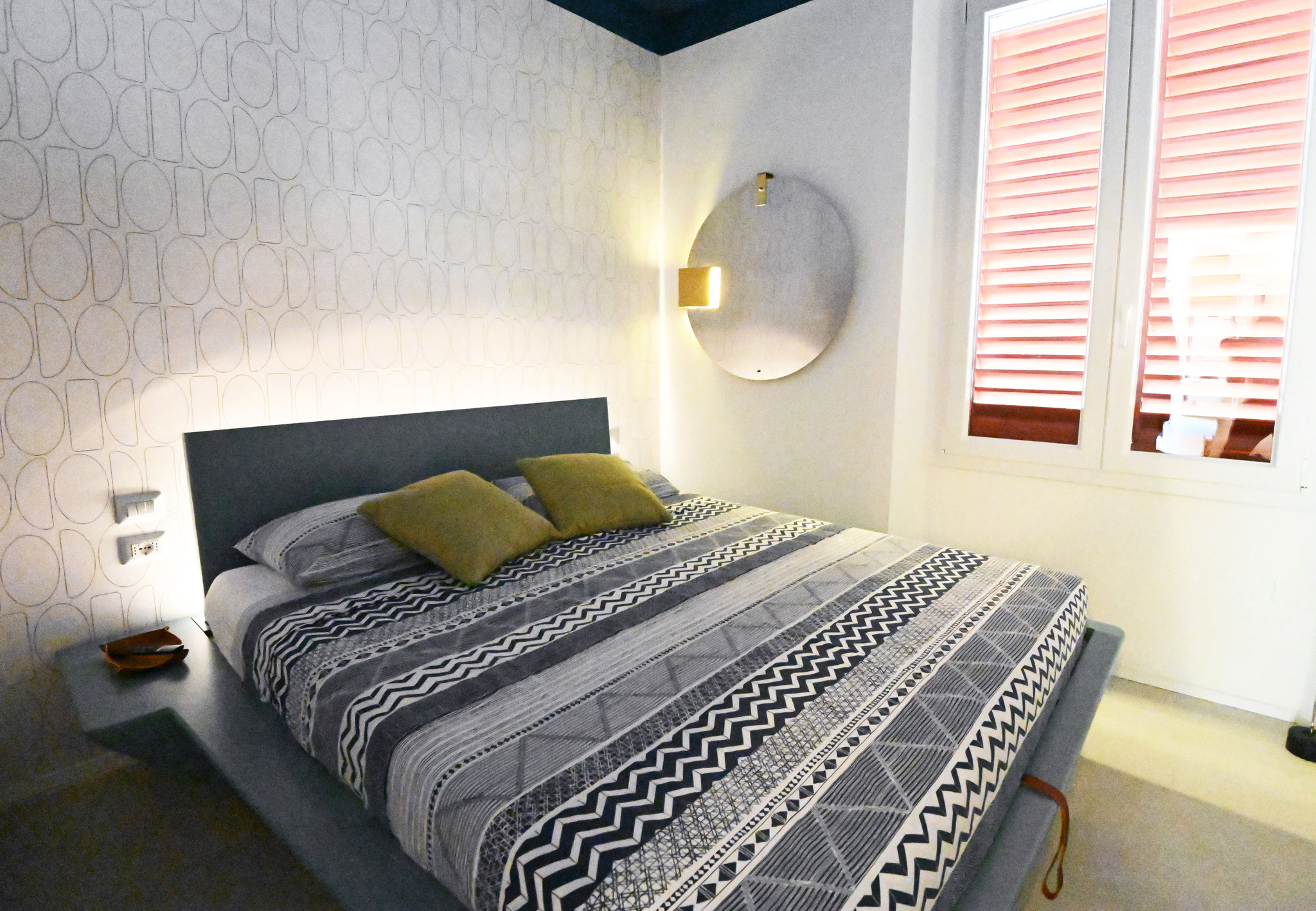Letto contenitore custom made con testata retroilluminata_Residenza privata_Firenze_2024