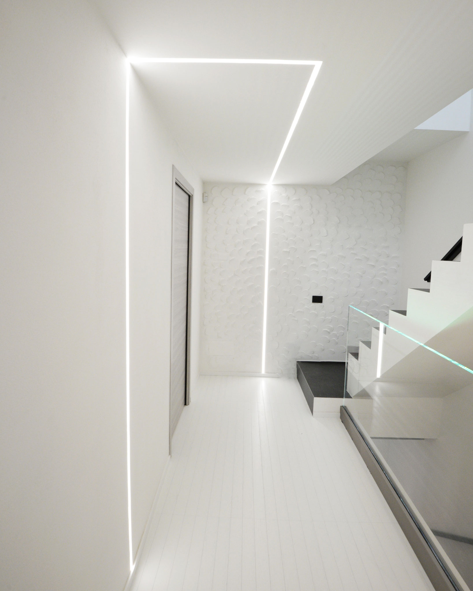 Disimpegno con illuminazione Led integrata nella parete_Residenza privata_Certaldo_2020