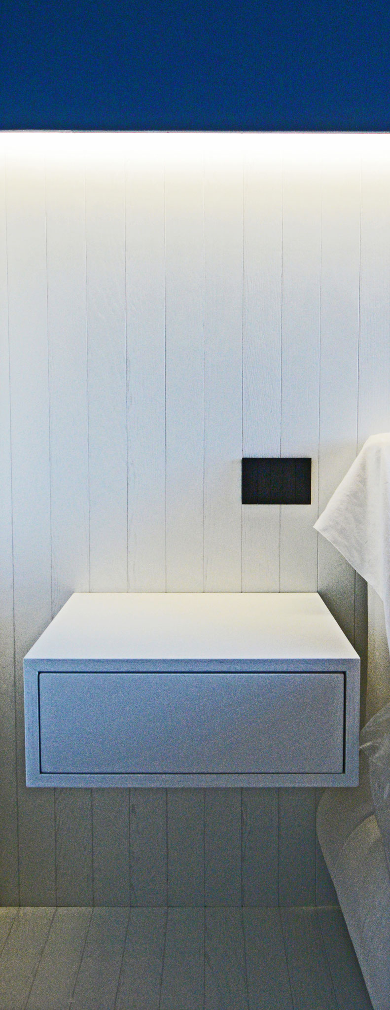 Comodino verniciato bianco a poro aperto_Residenza privata_Certaldo_2020