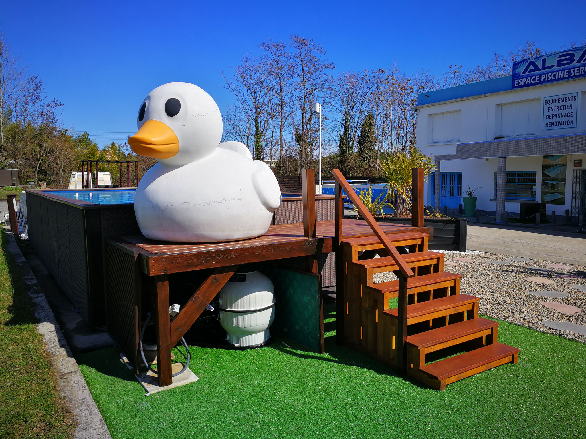 Spécialiste piscines hors sol et enterrées Laghetto® à Saint Christol les Alès proche d'Uzès. Exposition permanente de 8 piscines et spas.