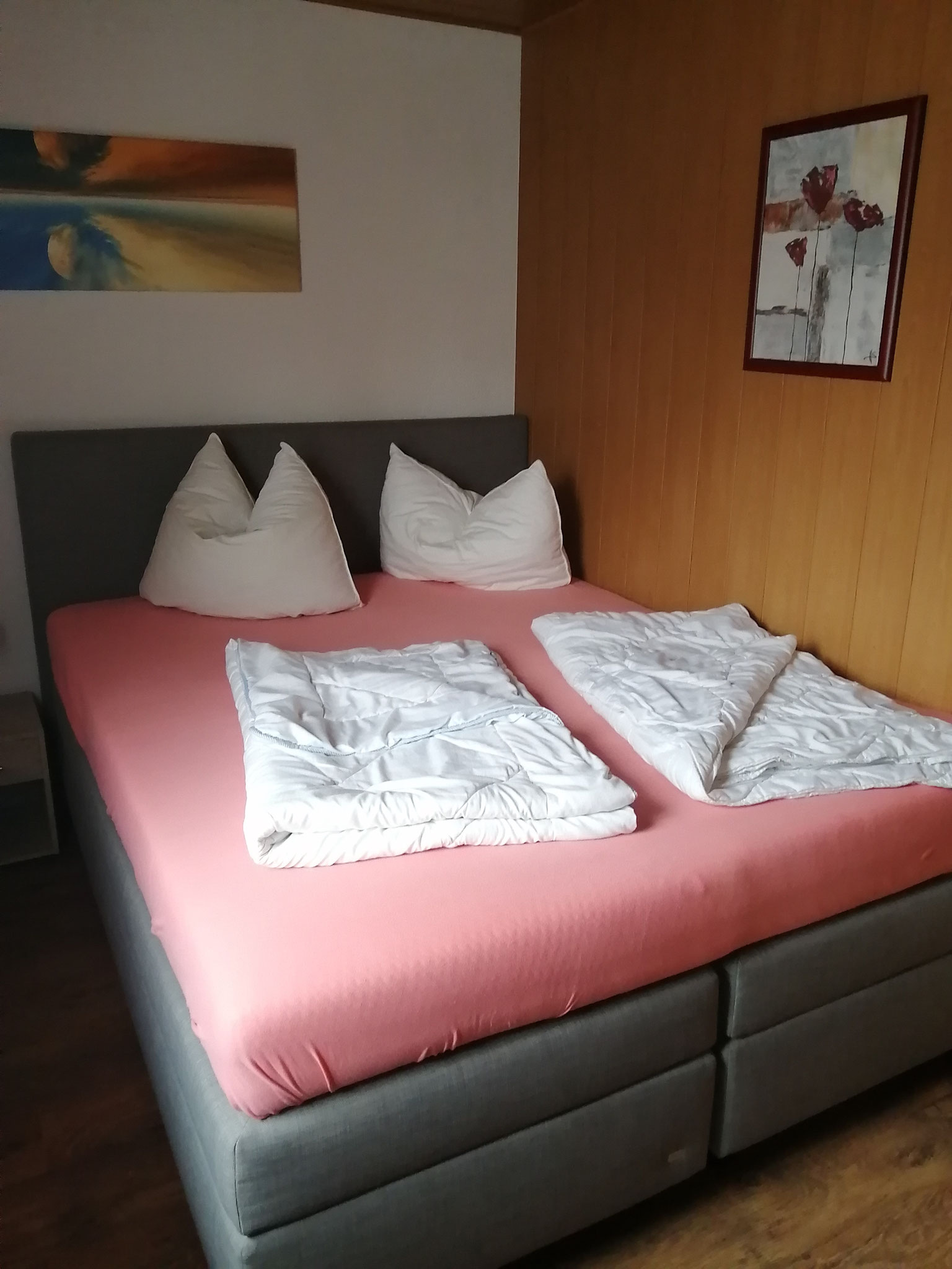 1. Schlafzimmer mit gemütlichem Doppelbett