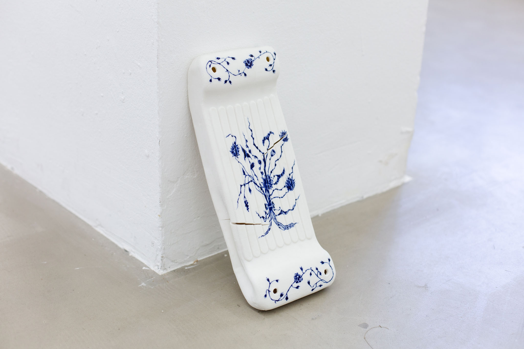 like a Ghost you haunt me 2, 2025, 15 x 30 cm, Bemaltes Porzellan