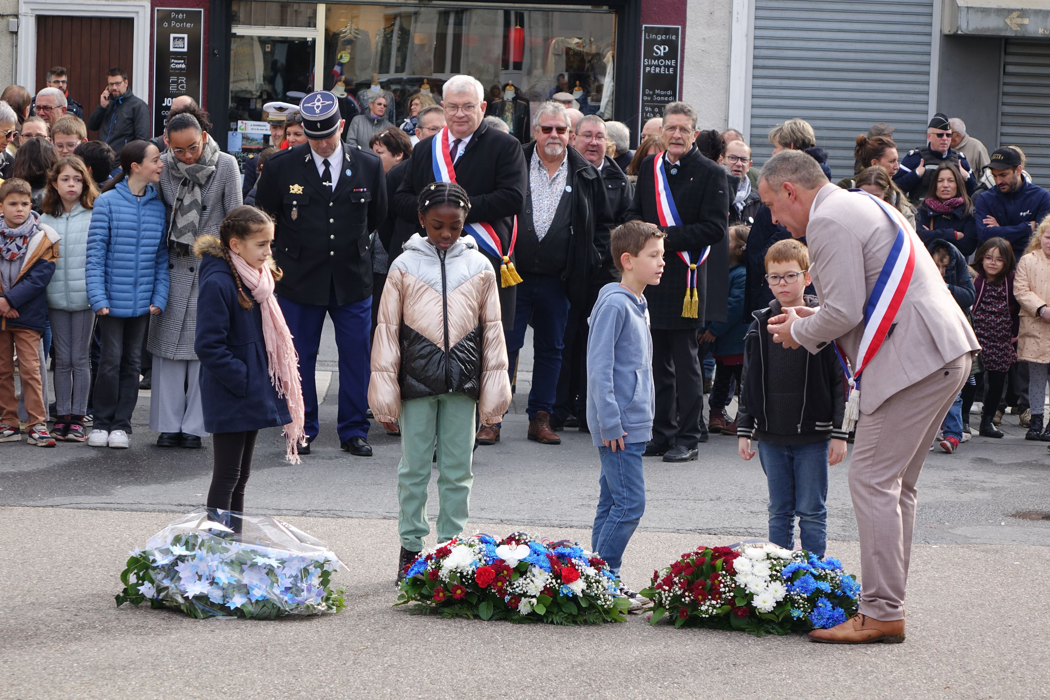 Manuel Cordeiro, maire adjoint, briefe les écoliers sur le dépôt des gerbes de fleurs...