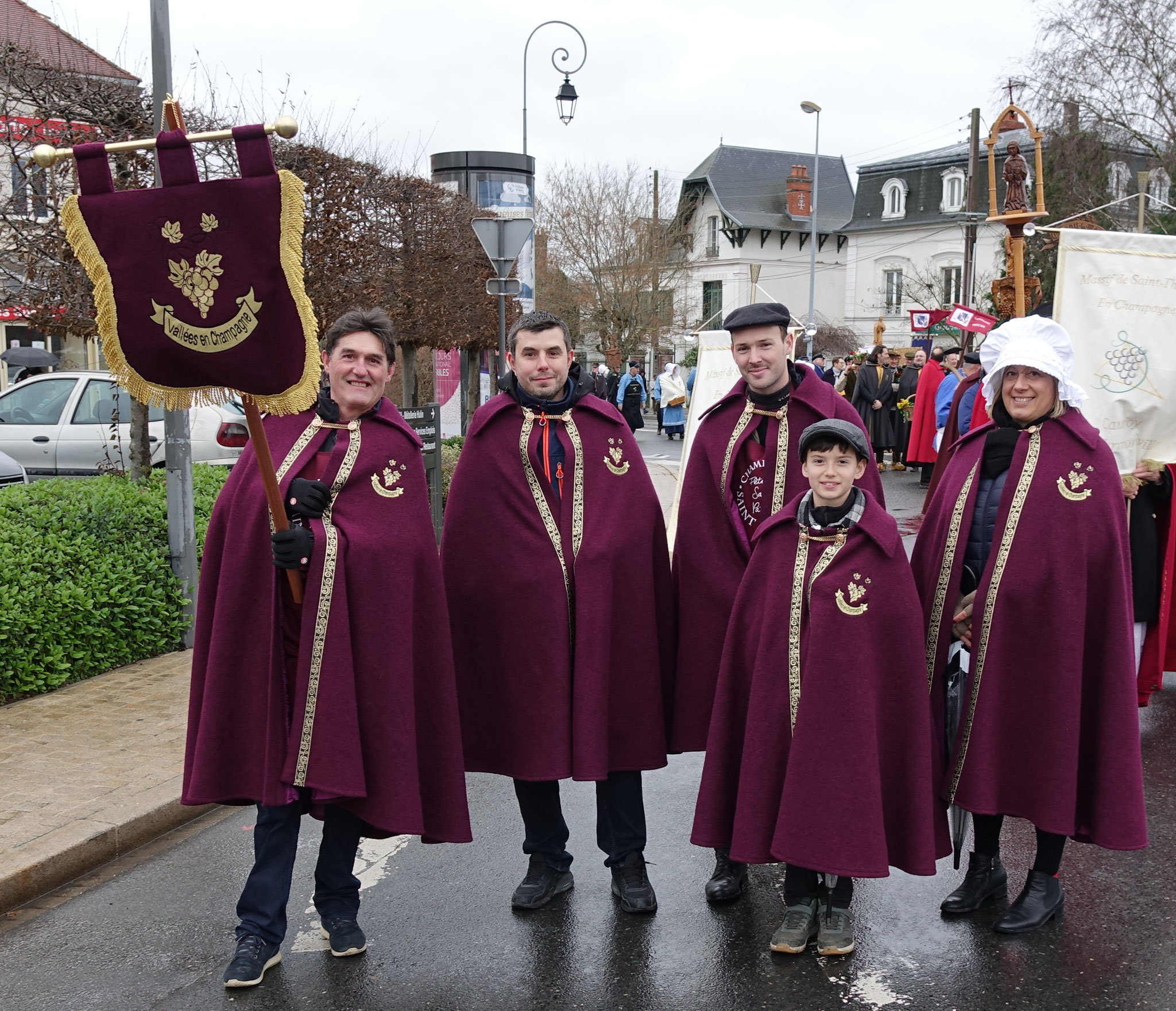 L'étendard et la tenue de l'association viticole de Vallées-en-Champagne ont été arrosés...