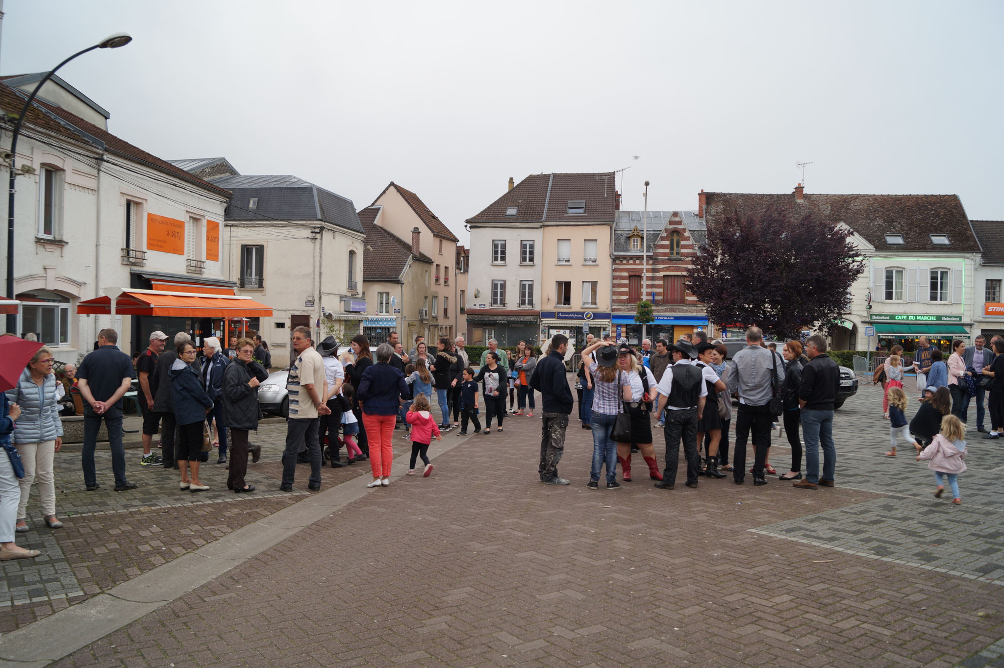 Malgré une météo capricieuse, bon nombre de dormanistes se sont retrouvés sur la Place de Luxembourg.
