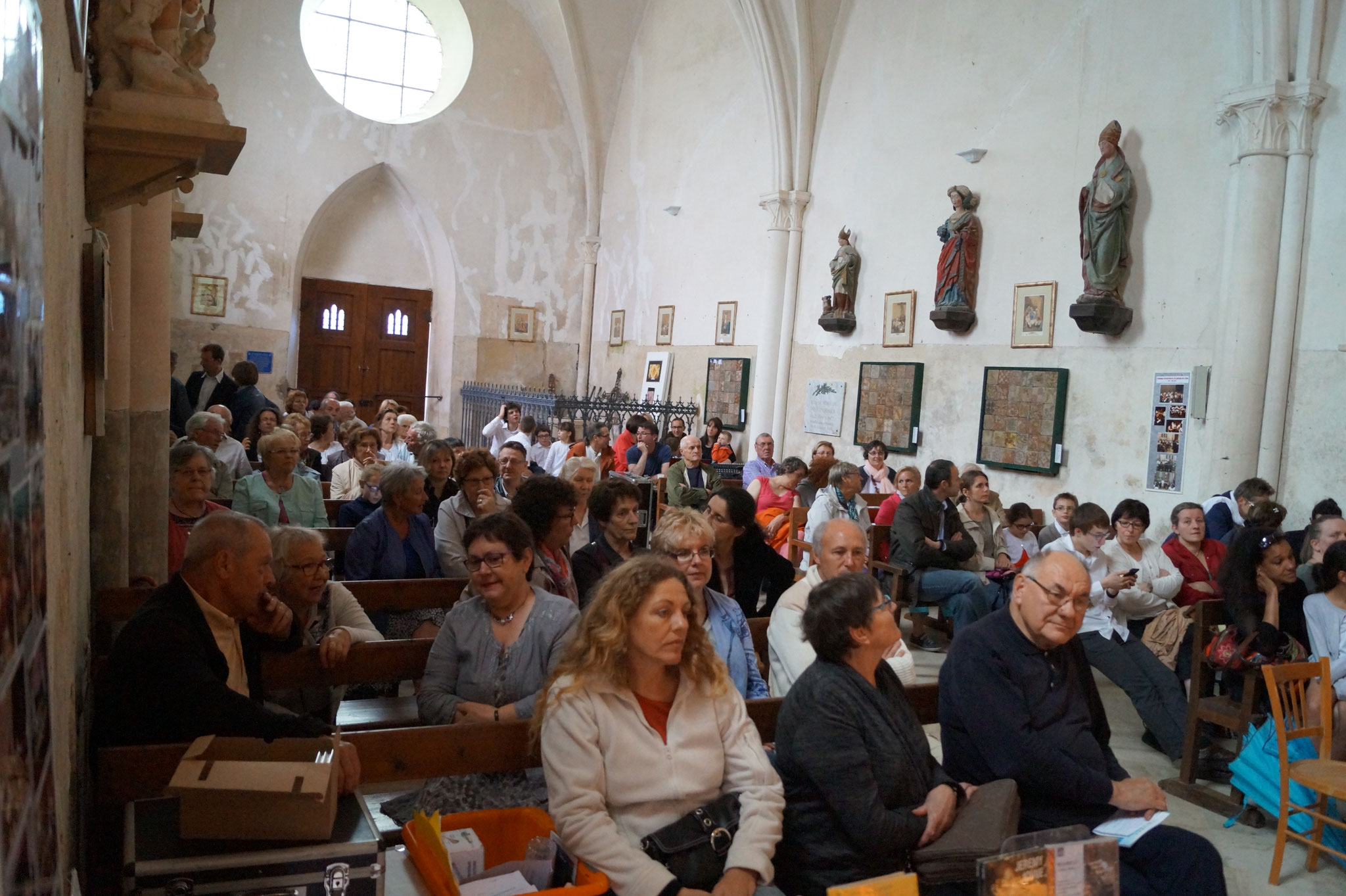 L'église était copieusement garnie malgré l'Euro de foot et la Fête Jean de La Fontaine...