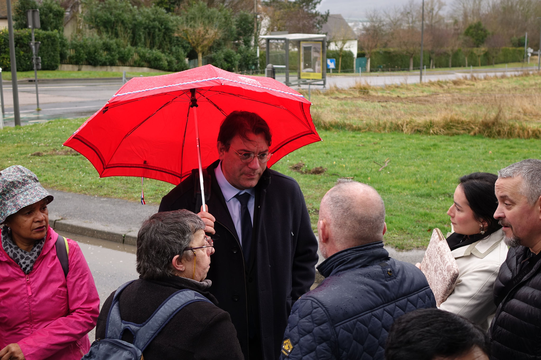 À l'abri du crachin Londonien sous le parapluie de l'Assemblée Nationale, le député RN Jocelyn Dessigny écoute la colère des familles.