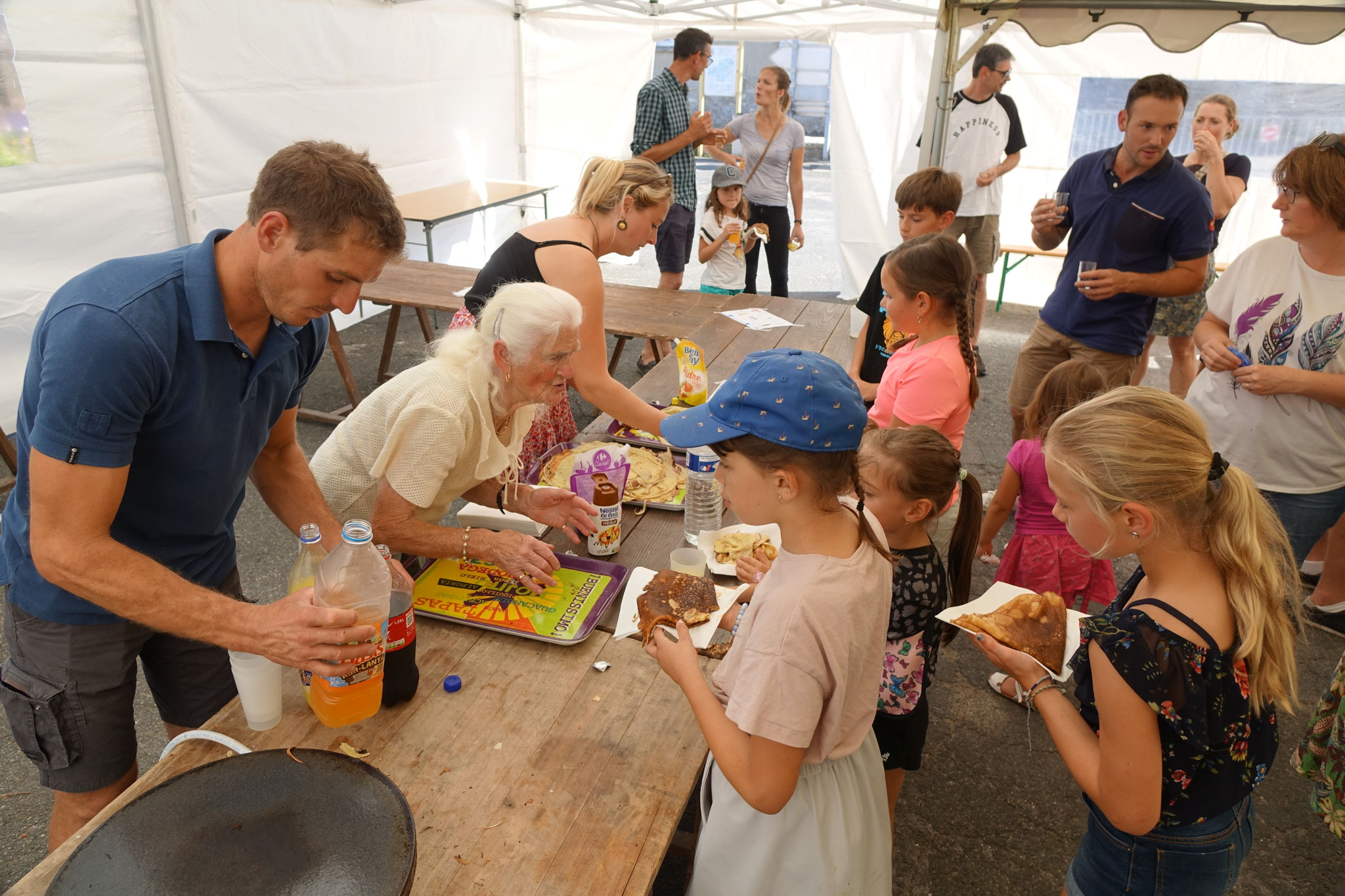 Le Comité des fêtes a aussi régalé les enfants avant la déambulation des bulles géantes.