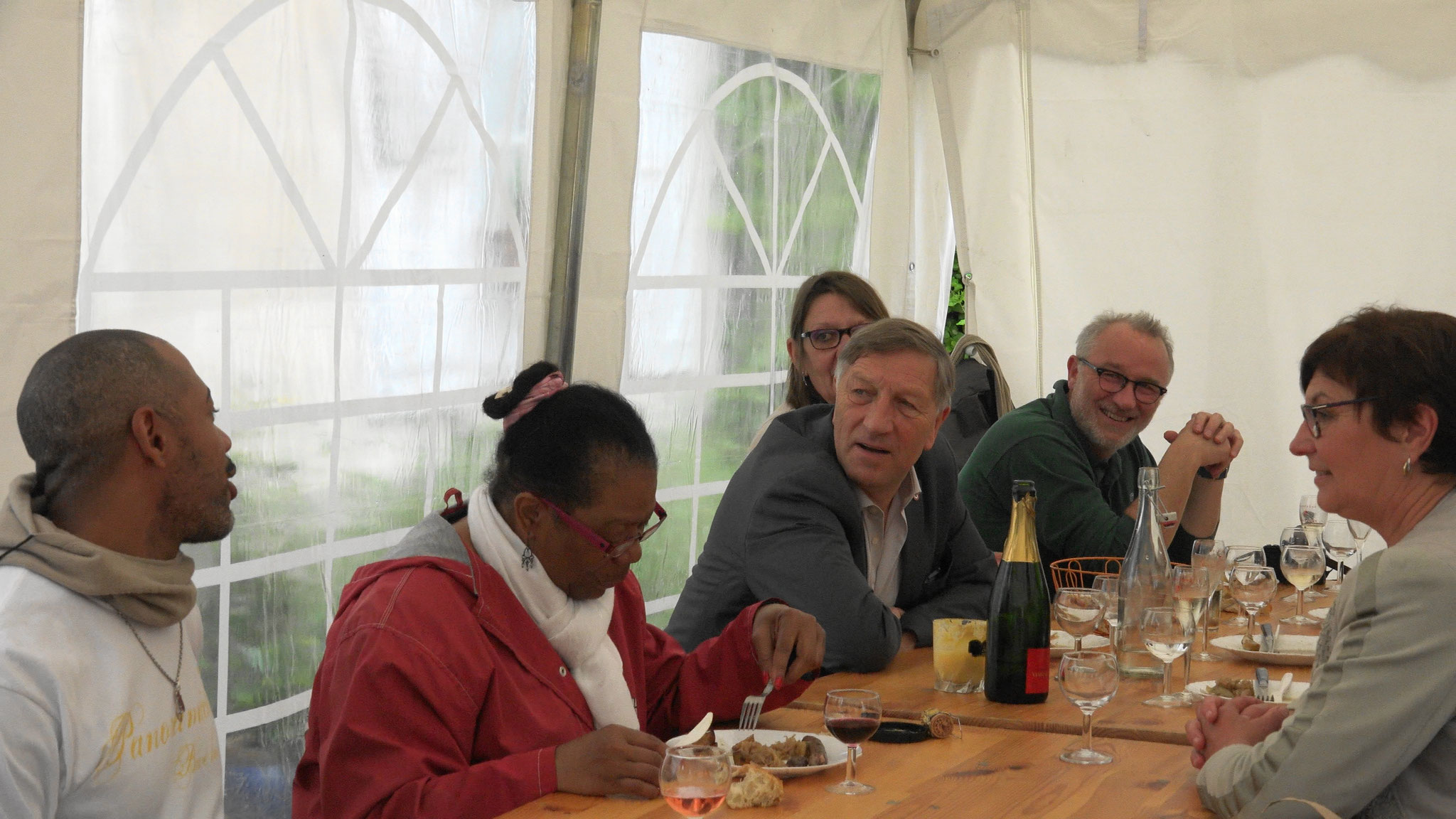 Sous le chapiteau : élus et citoyens des environs à la même table.