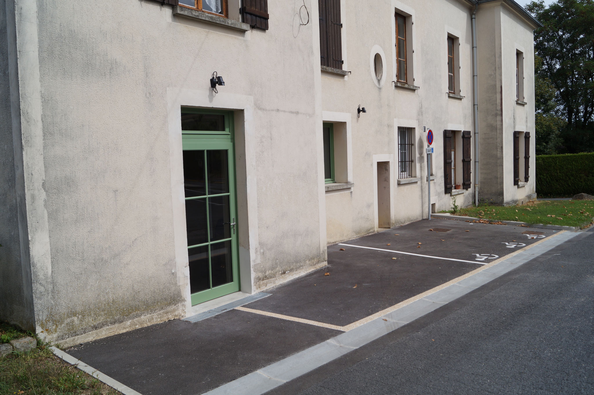 L'accès à la structure se fait par l'arrière du bâtiment.