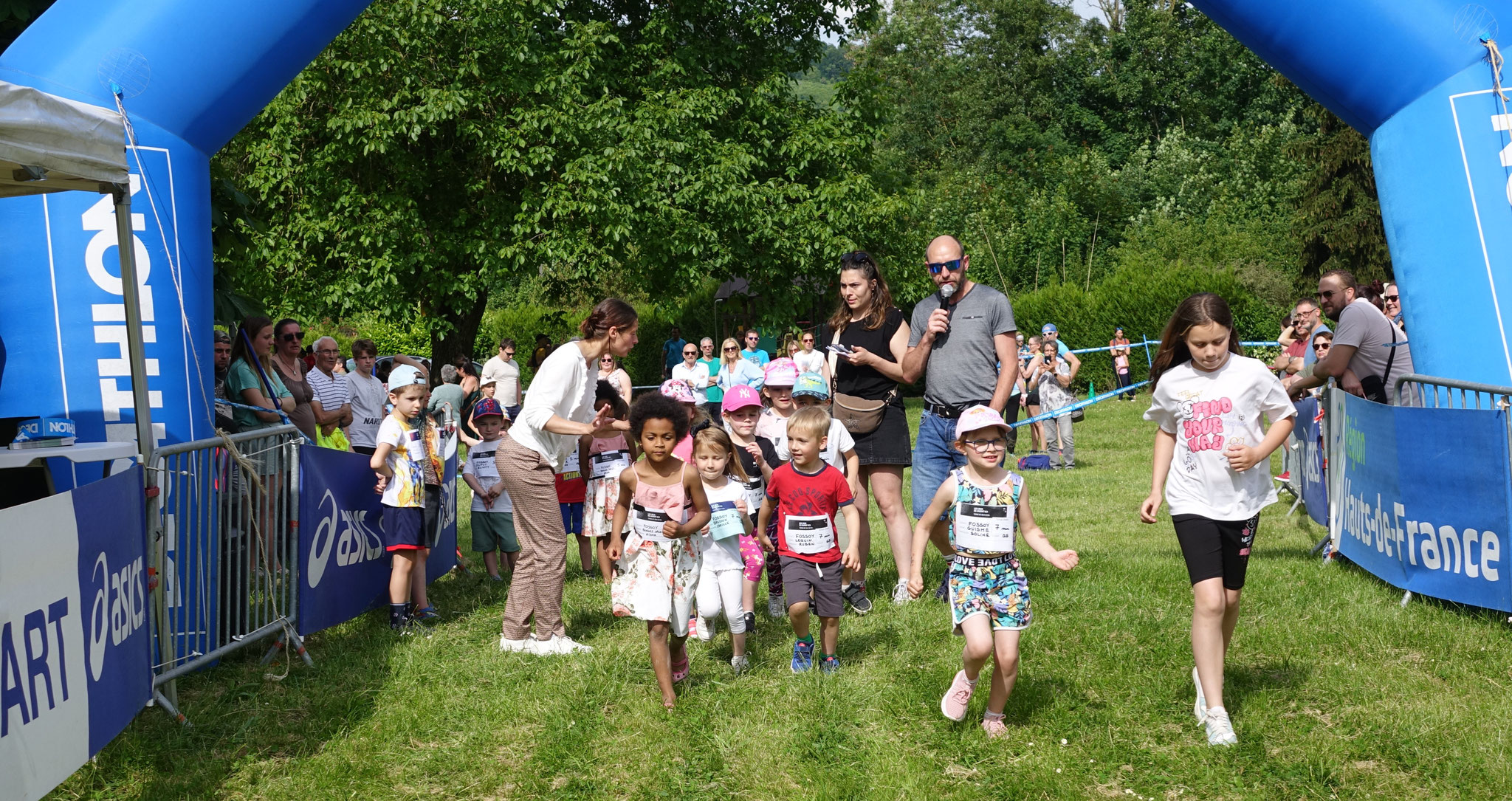 Les enfants du regroupement scolaire effectuent des tours de piste d'une durée adaptée à leur âge.
