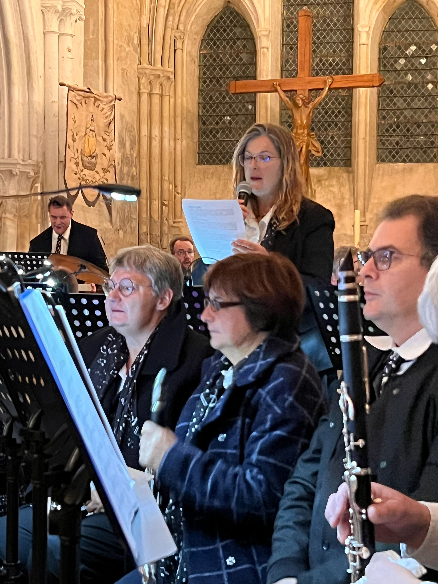 À tour de rôle, un musicien fait une présentation au public du morceau qui va être joué.