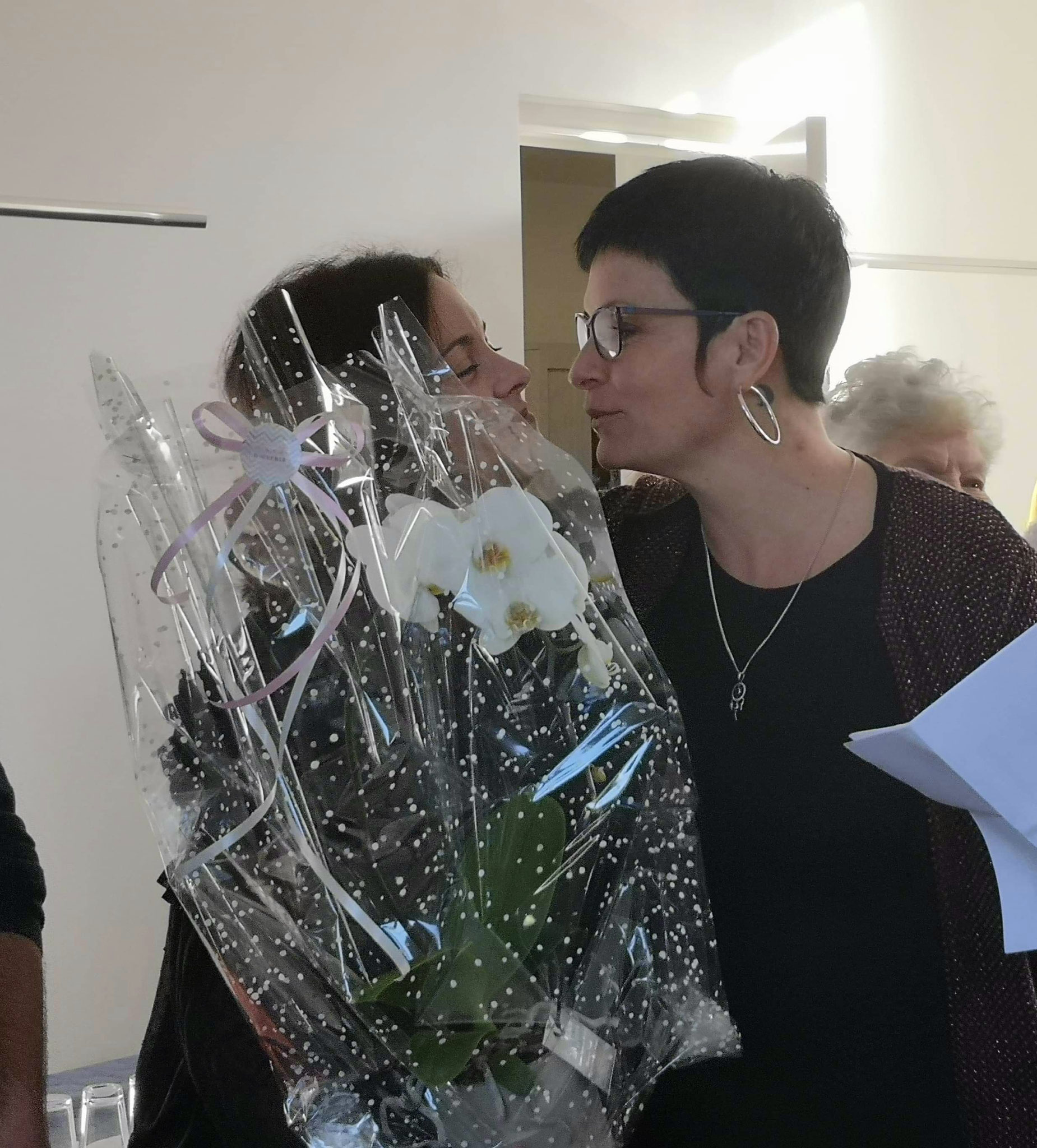 A gauche: Célia Blivet se voit offrir une plante des mains de la maire de la commune.