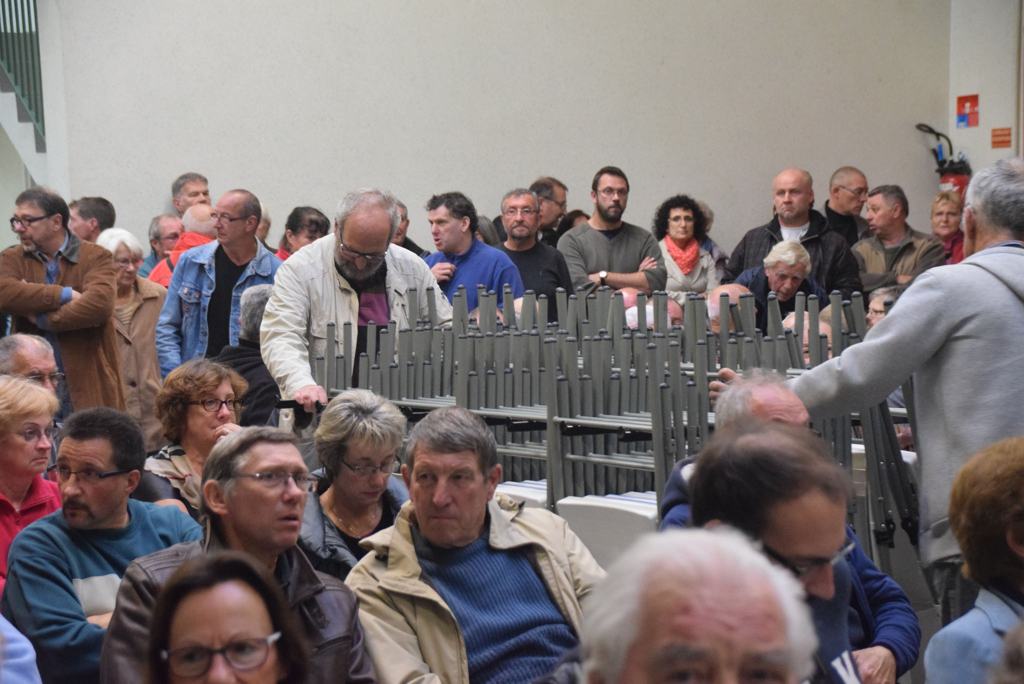 Le public s'est entassé dans la salle des fêtes.