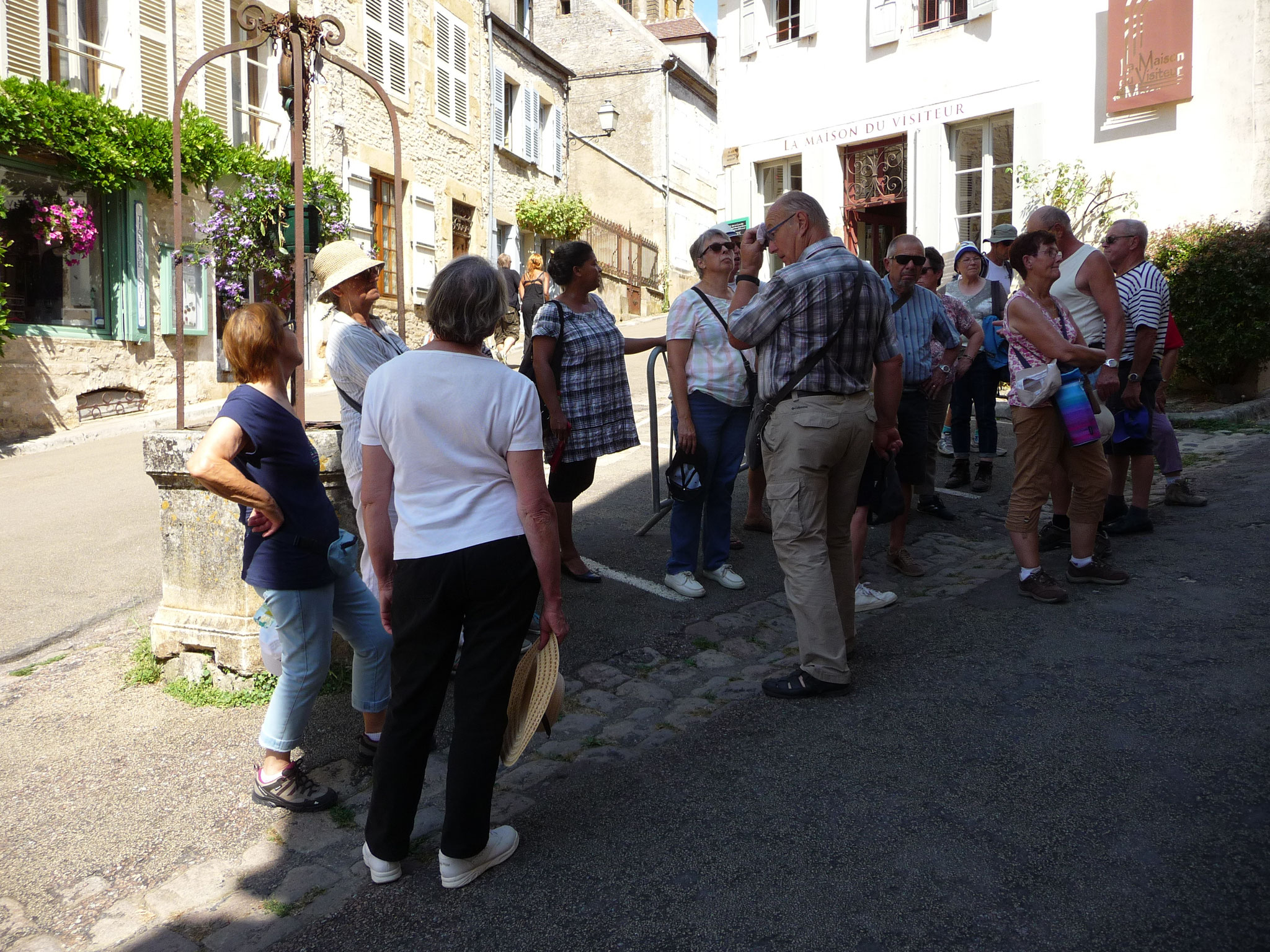 Vézelay : une pause à l'ombre, dans la montée...