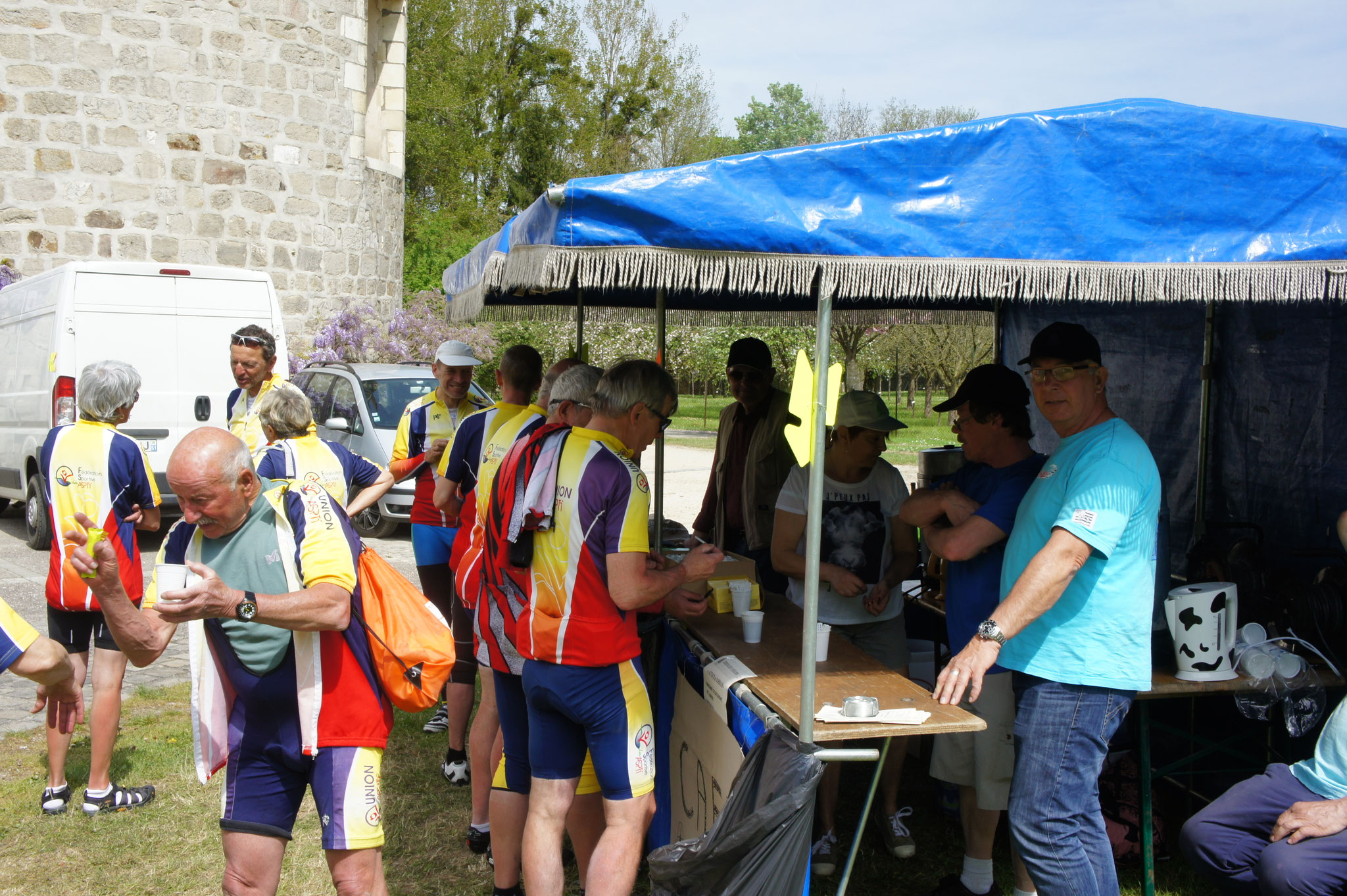 Au premier plan, le patron du café : Patrick Guillemot, président du Dormans Champagne Cyclo et VTT.