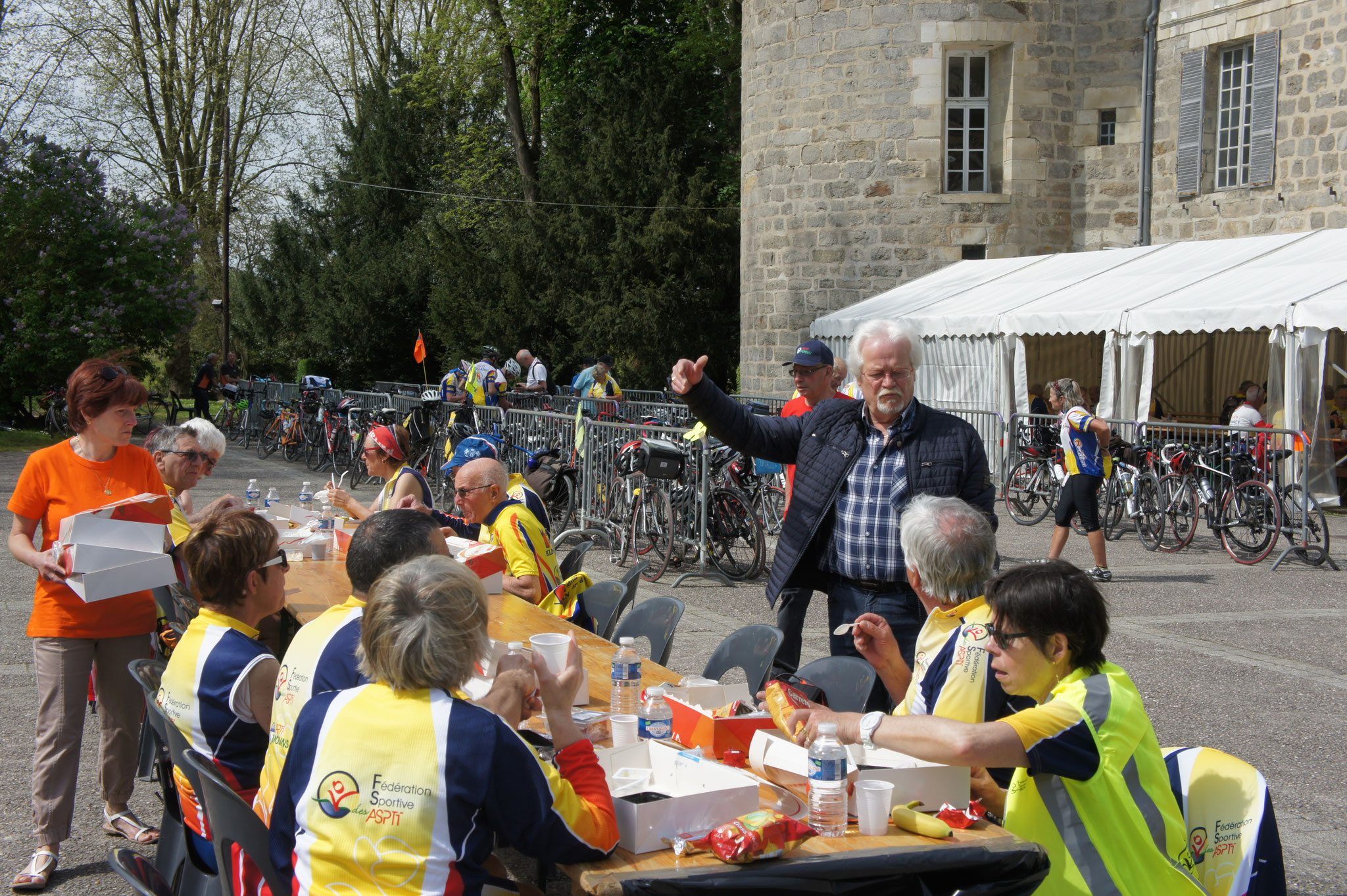 Gérard Goin, 5ème adjoint en charge des fêtes, animations et cérémonies au sein du conseil municipal dormaniste, en compagnie de cyclos.
