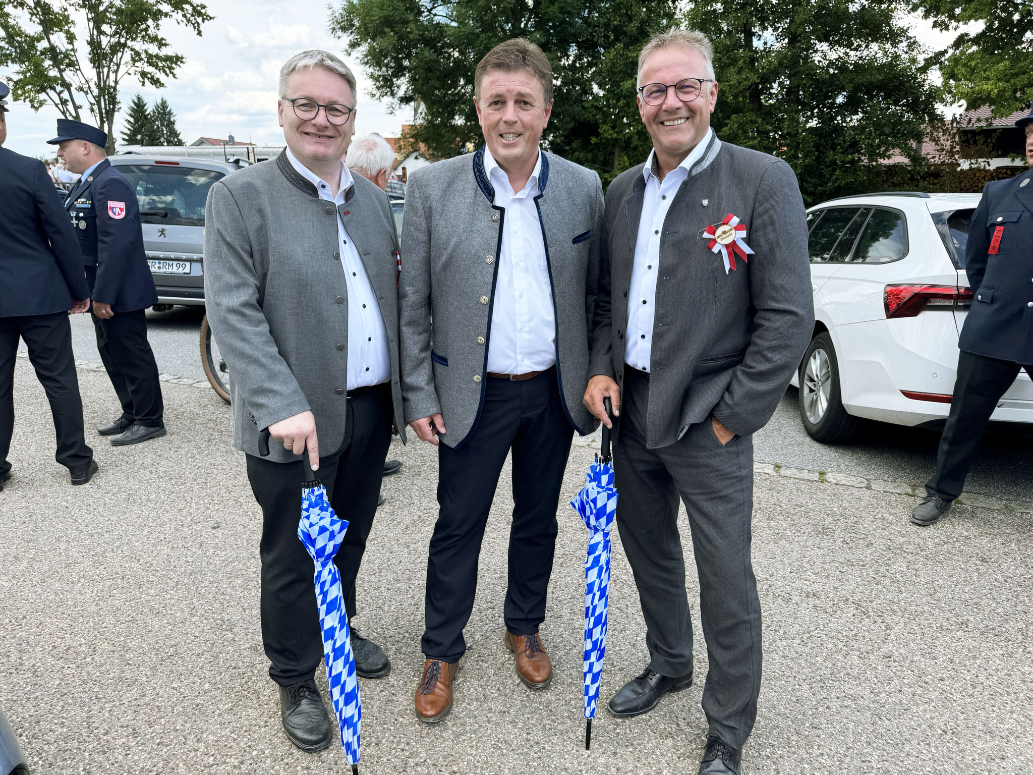 Ewald Seifert mit MdL Josef Zellmeier (links) und Bürgermeister Johann Grau (rechts) beim Gründungsfest der FFW Laberweinting.