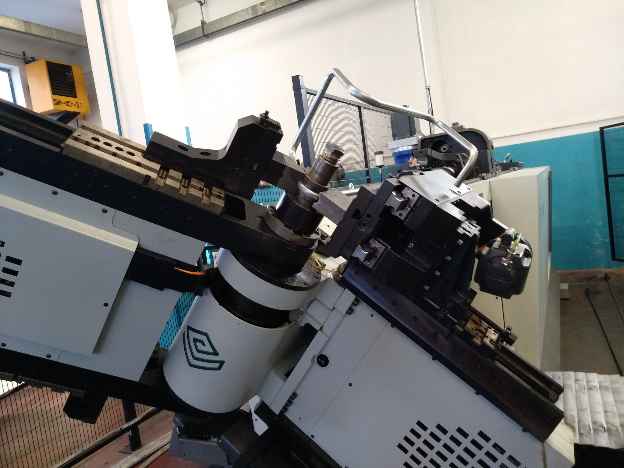 Curvature su impianti CNC a 16 assi