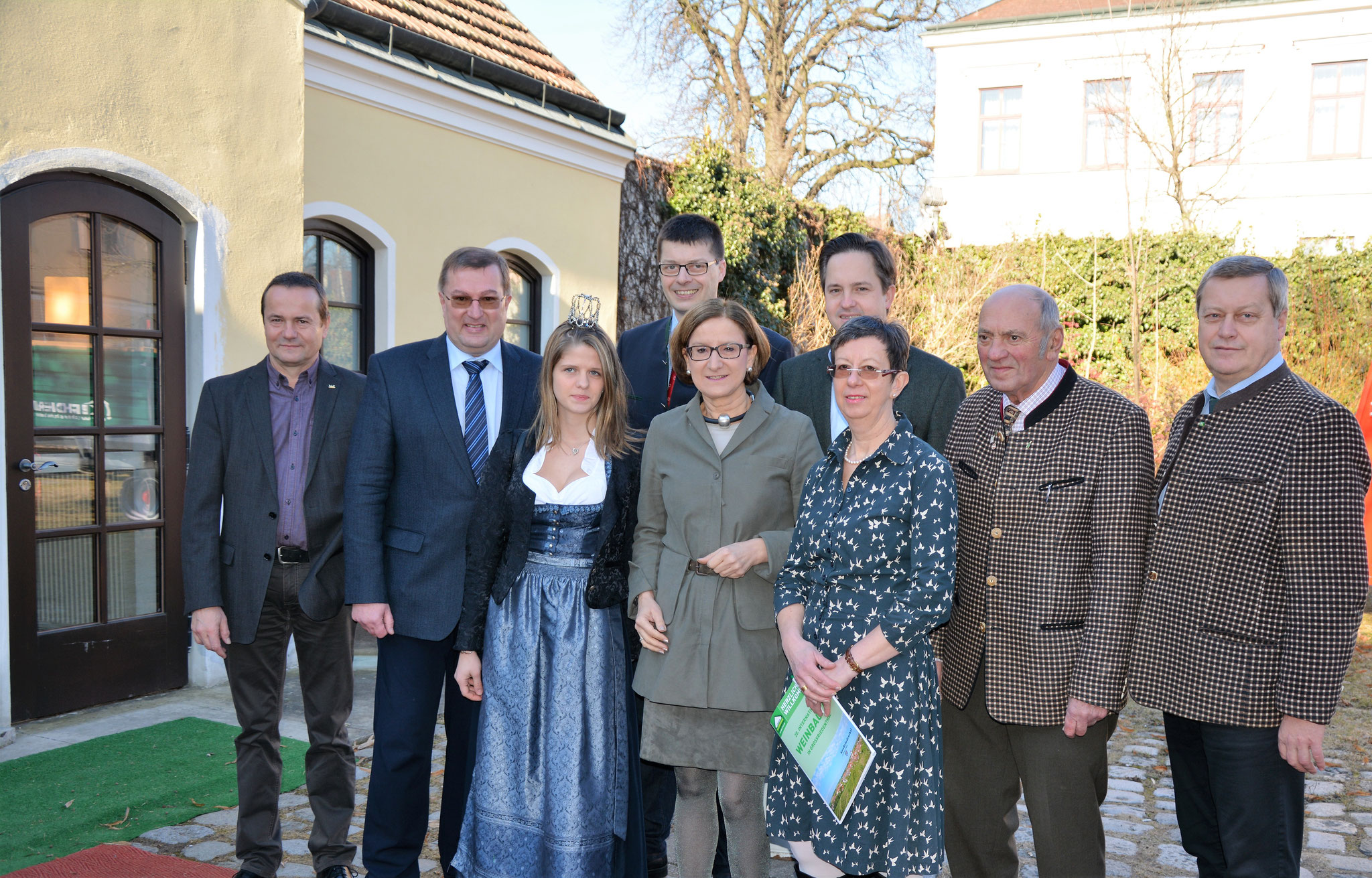 IK Obmann Leopold Blauensteiner, BH-Stv. Josef Wanek, Weinprinzessin Melanie Moser, Weinbauvereinsobmann Josef Bauer, LH-Stv. Mag. Johanna Mikl-Leitner, NAbg. Johannes Schmuckenschlager, Vizebgm. Gerti Täubler,  Walter Bauer, BBK-Obmann Hermann Dam