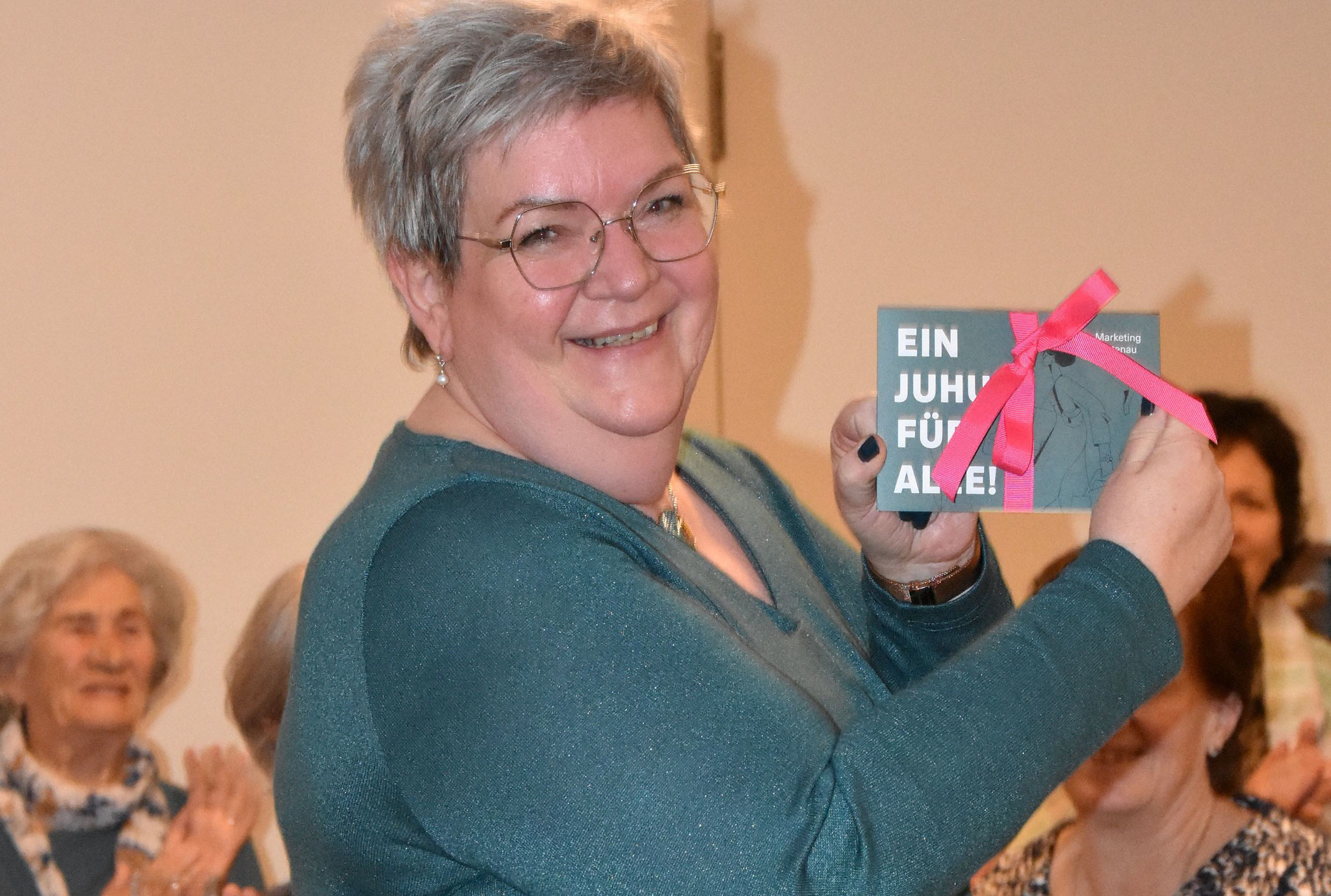 Petra gewinnt bei der Verlosung des Hauptgewinns für guten Probenbesuch.