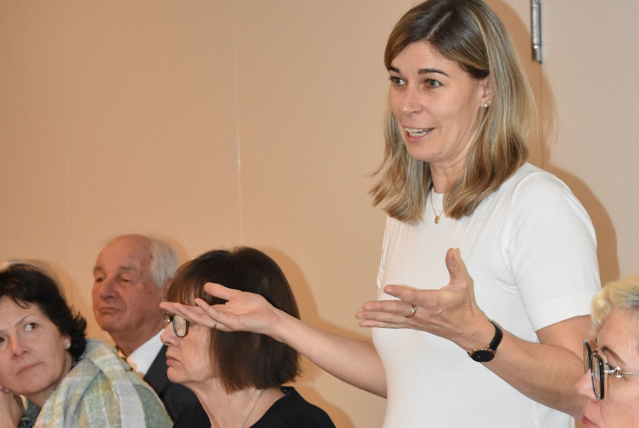 Gemeinderätin Nadine Peschl kommuniziert die Kürzungen.