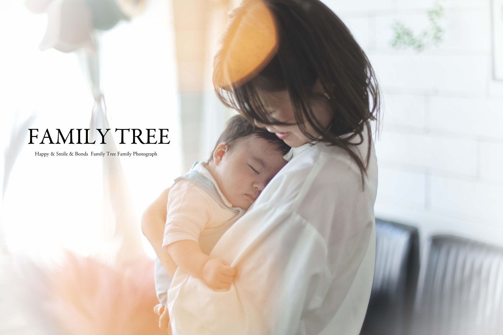 母の胸の中ですやすや眠る赤ちゃん母は我が子を見つめ優しい笑顔の写真