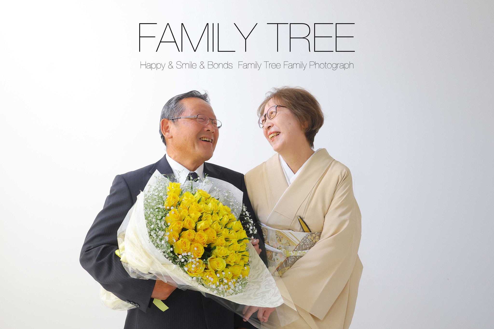 お父さんとお母さんの金婚式の記念日を家族みんなでお祝い白い背景で黄色の花束抱えて素敵な写真