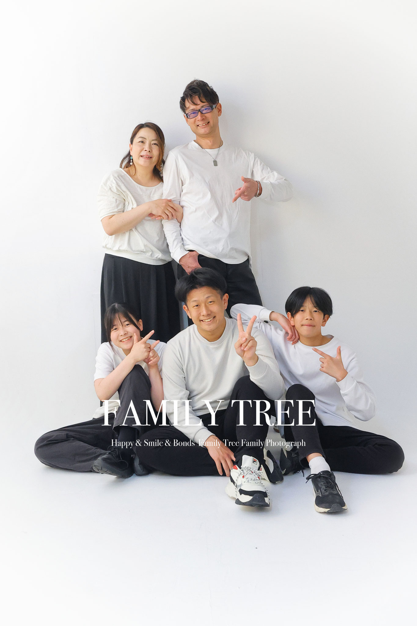 家族みんなでお揃い白teeコーデ白い背景でみんなではいピース