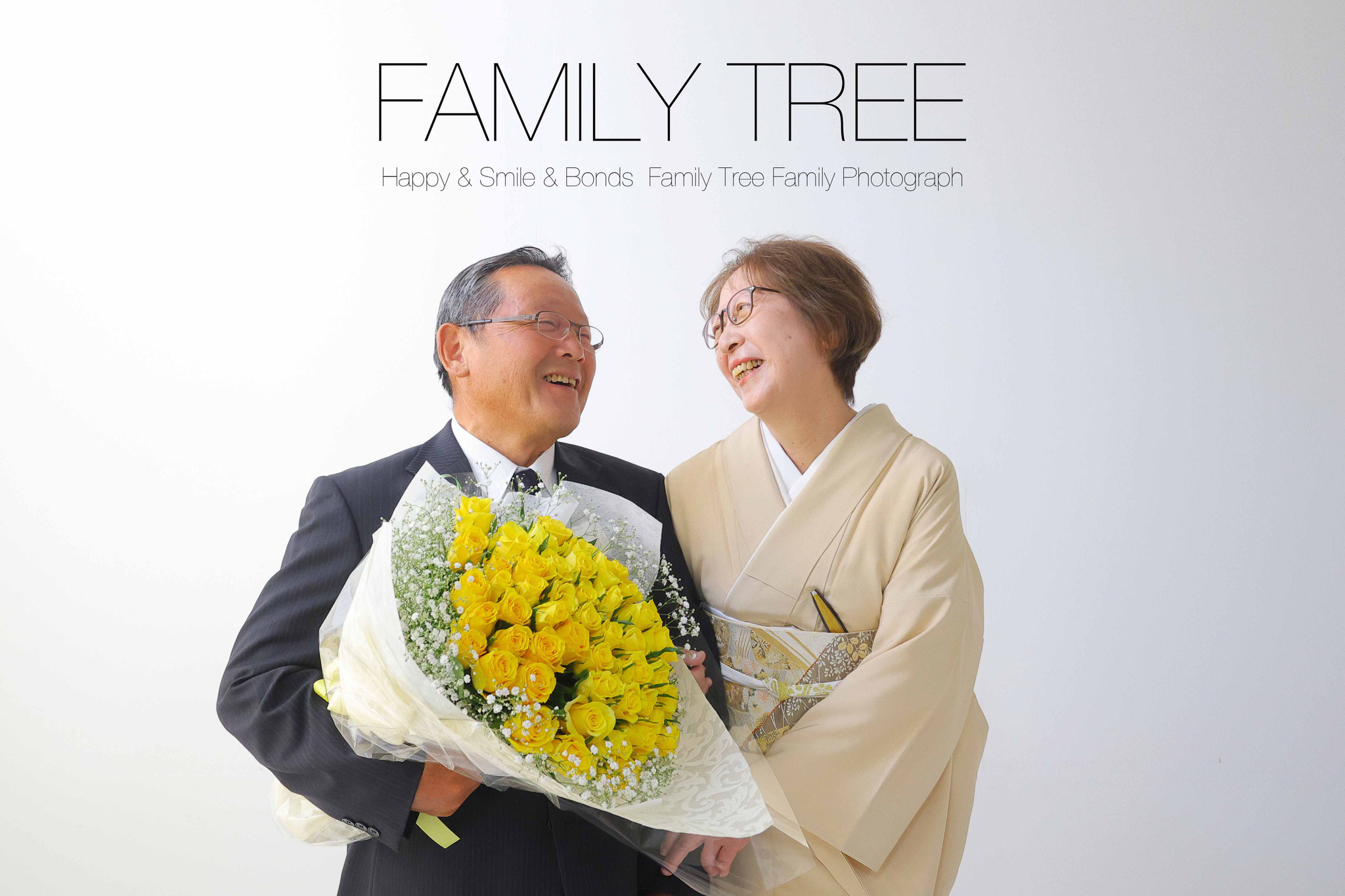 金婚式の記念写真お父さんが黄色いバラの花束をお母さんにプレゼント二人久しぶりに見つめ合いなんだか照れ臭そうだけど嬉しそう！なお写真