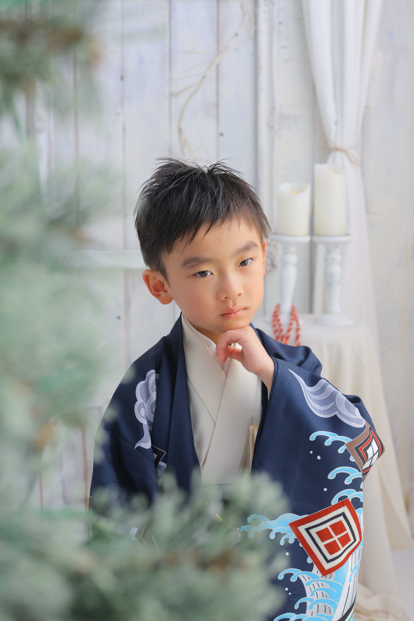 七五三、5歳男の子、顎に手を置き考えるようなカッコいいポーズ