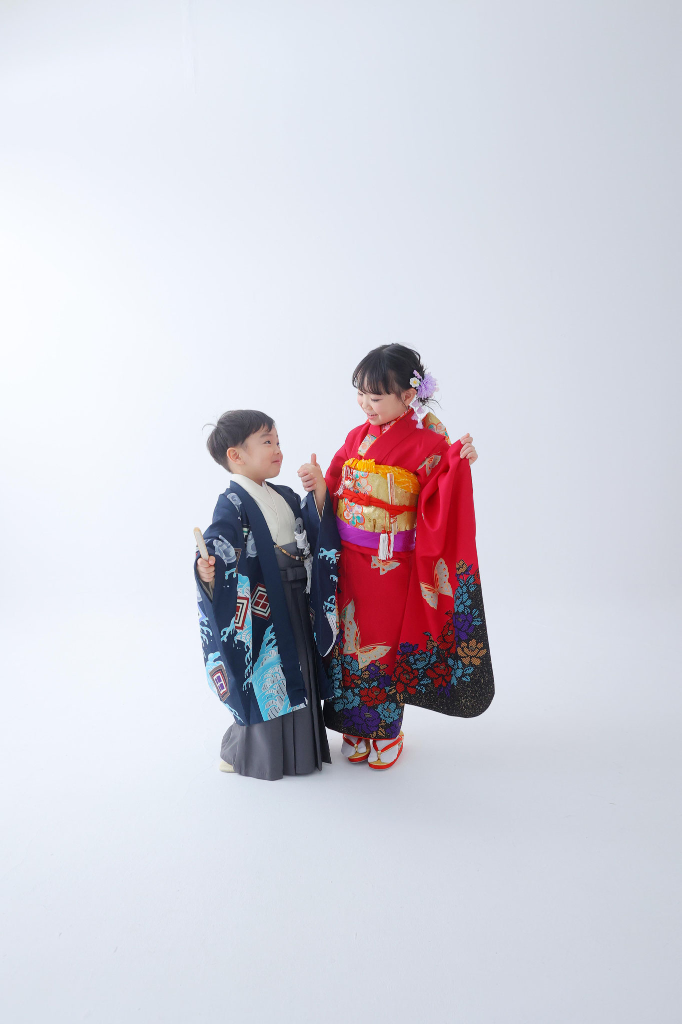姉と弟の２ショット綺麗な白の定番背景での七五三