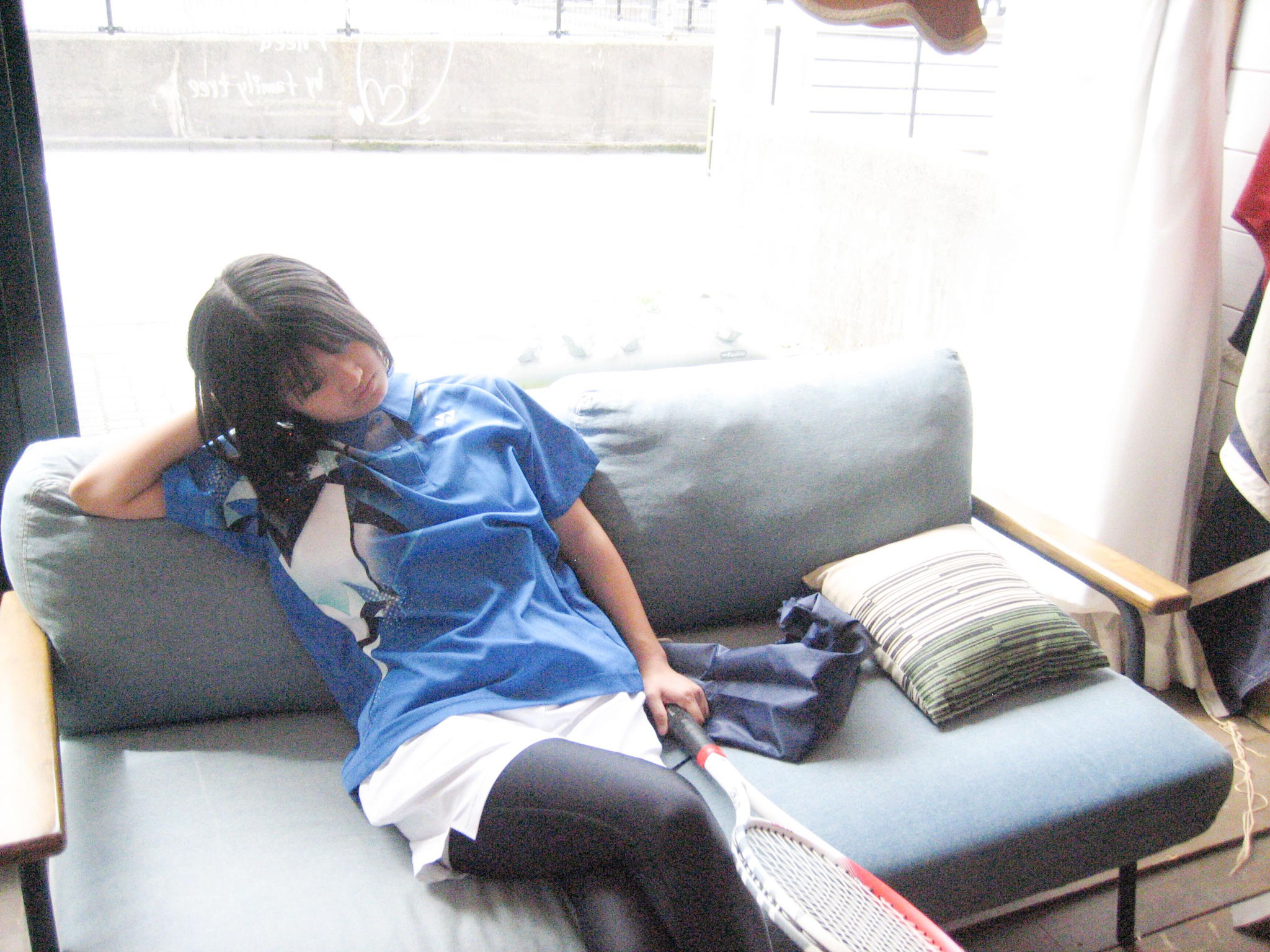 ご家族写真中学生の娘ちゃん部活帰りのご来店疲れてソファーでだらけているところをコンデジでエモい雰囲気