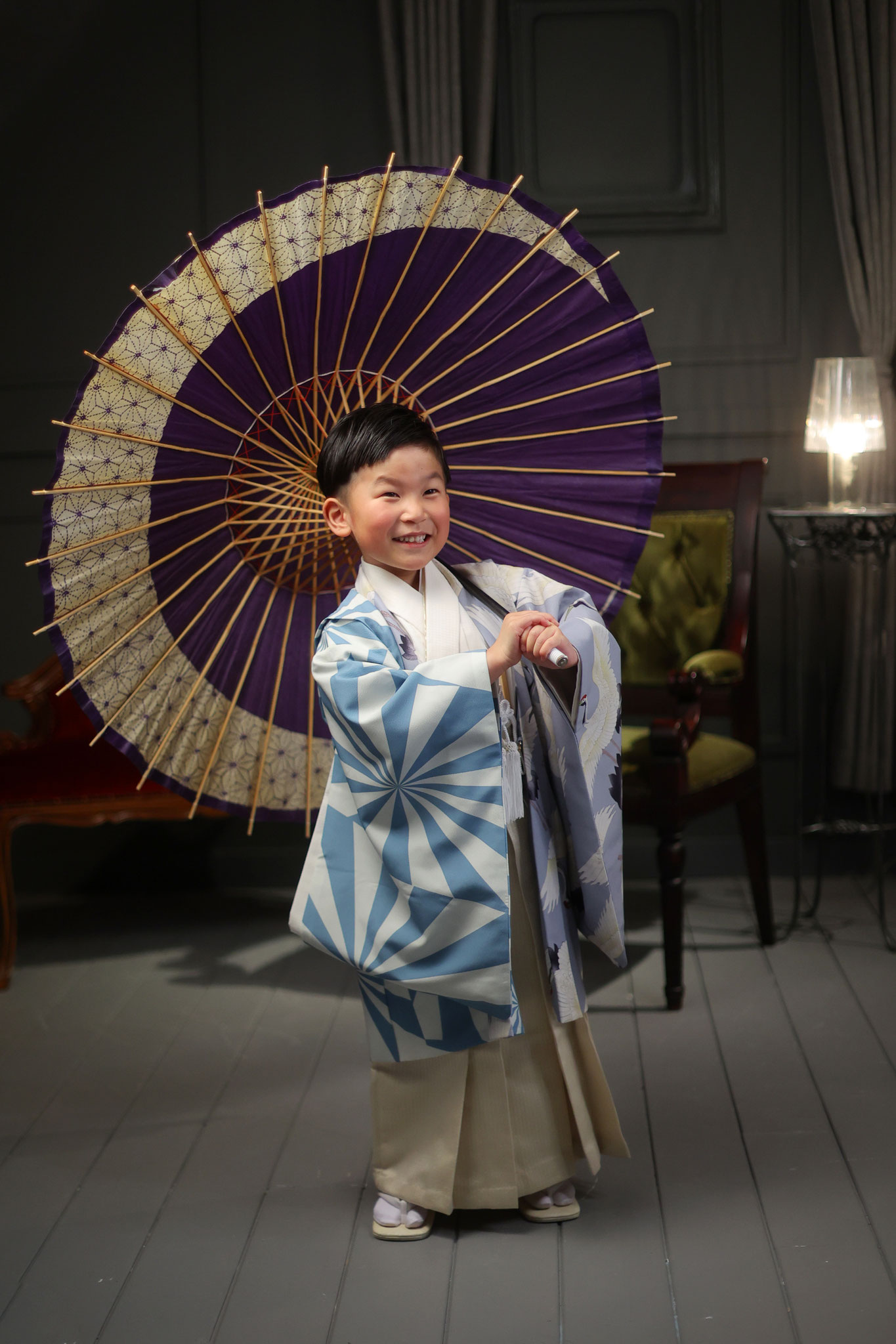 七五三、グレーの背景でローキーナライティング番傘を持って少し大人っぽ5歳男の子の七五三写真