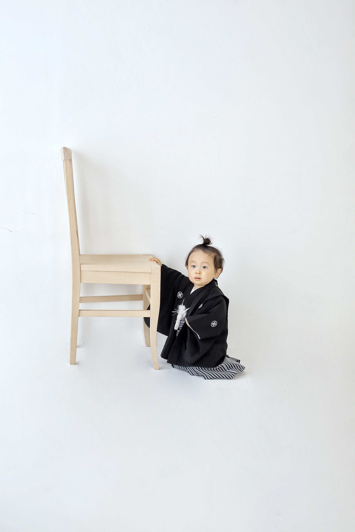 羽織を着て髪の毛はてっぺんで結んだちょんまげスタイルの３歳男の子の可愛い写真