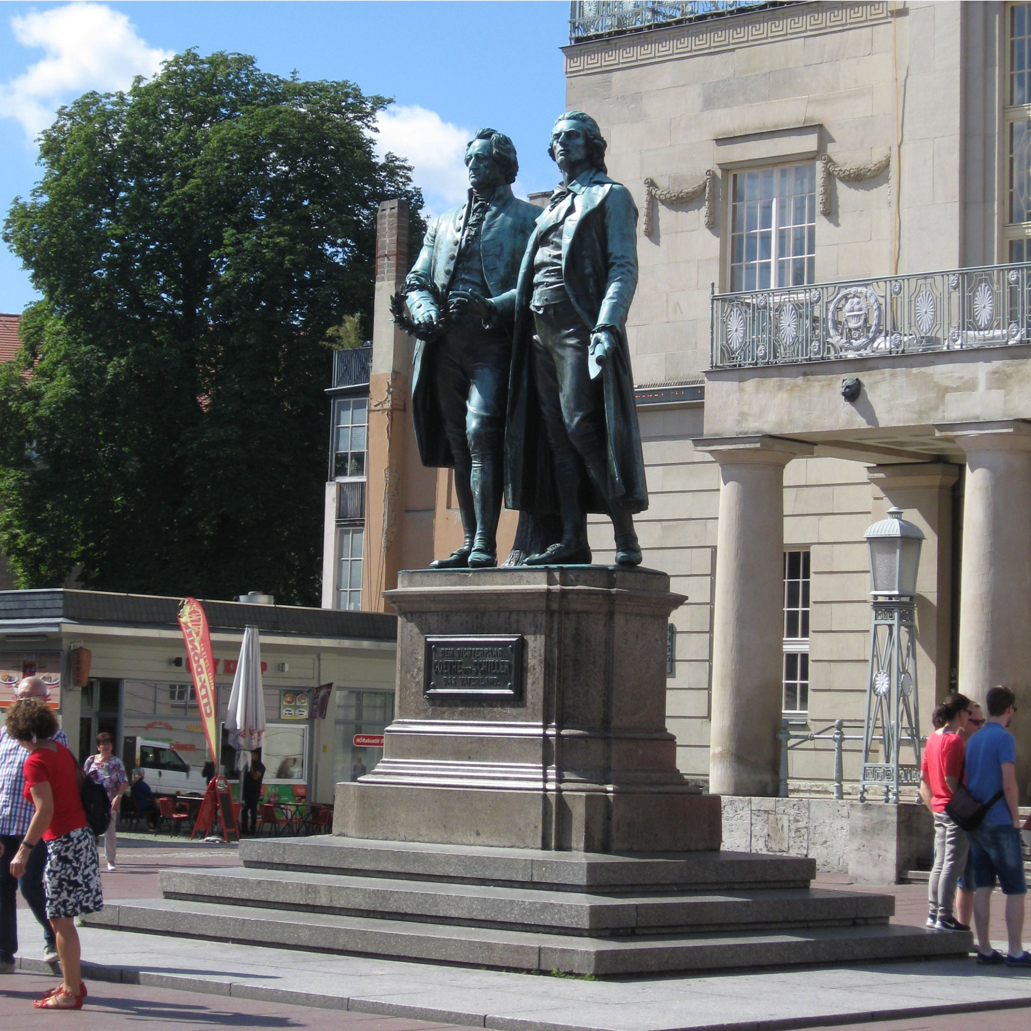 Die Herren Goethe und Schiller am Theaterplatz